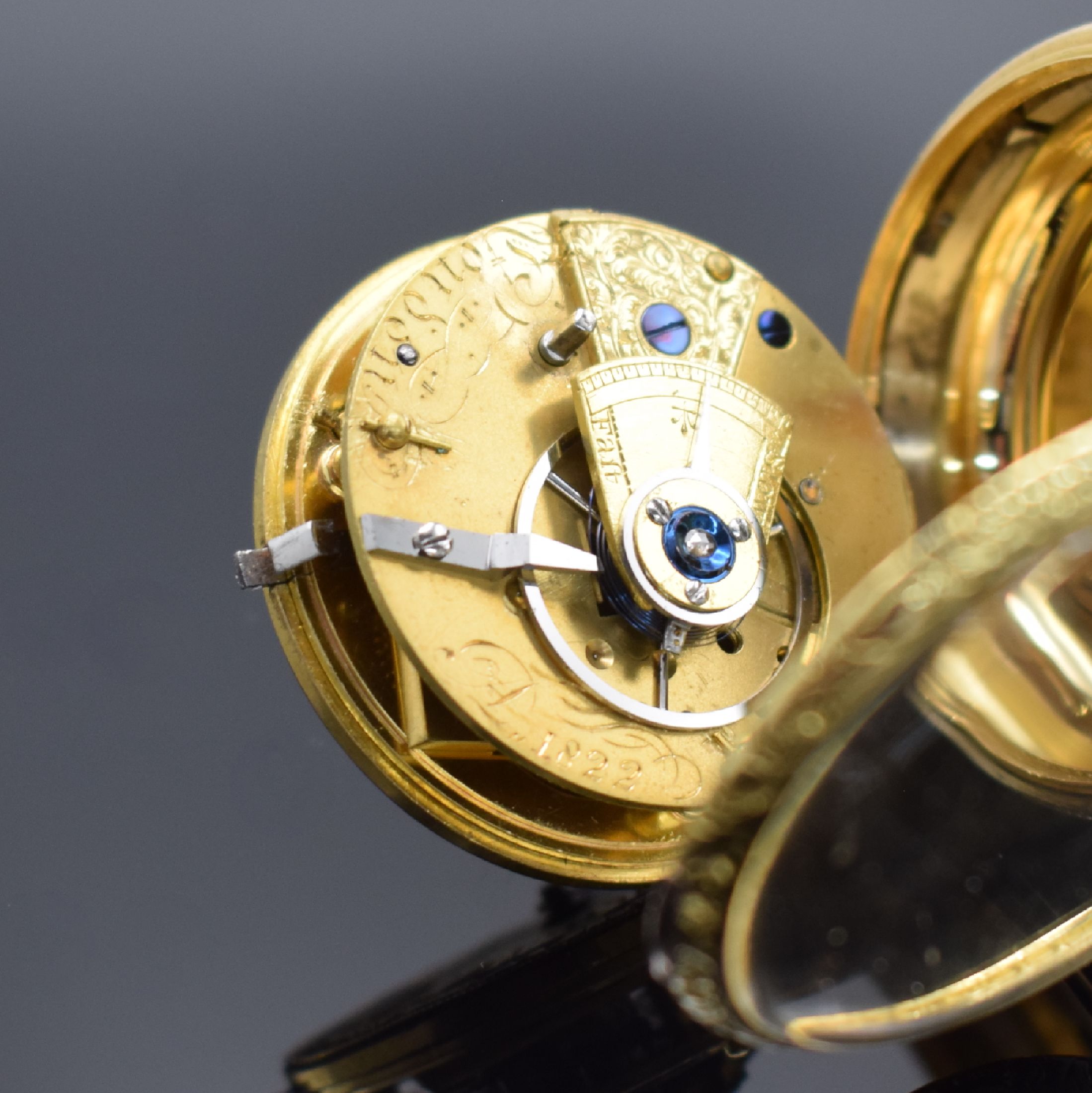 Detail e: LONDON A 1822 offene Herrentaschenuhr mit Schlüsselaufzug in GG 750/000, Boden m. Blumendekor, massives z. T. guill. Gold- Zifferbl., Std.-Zeichen ...