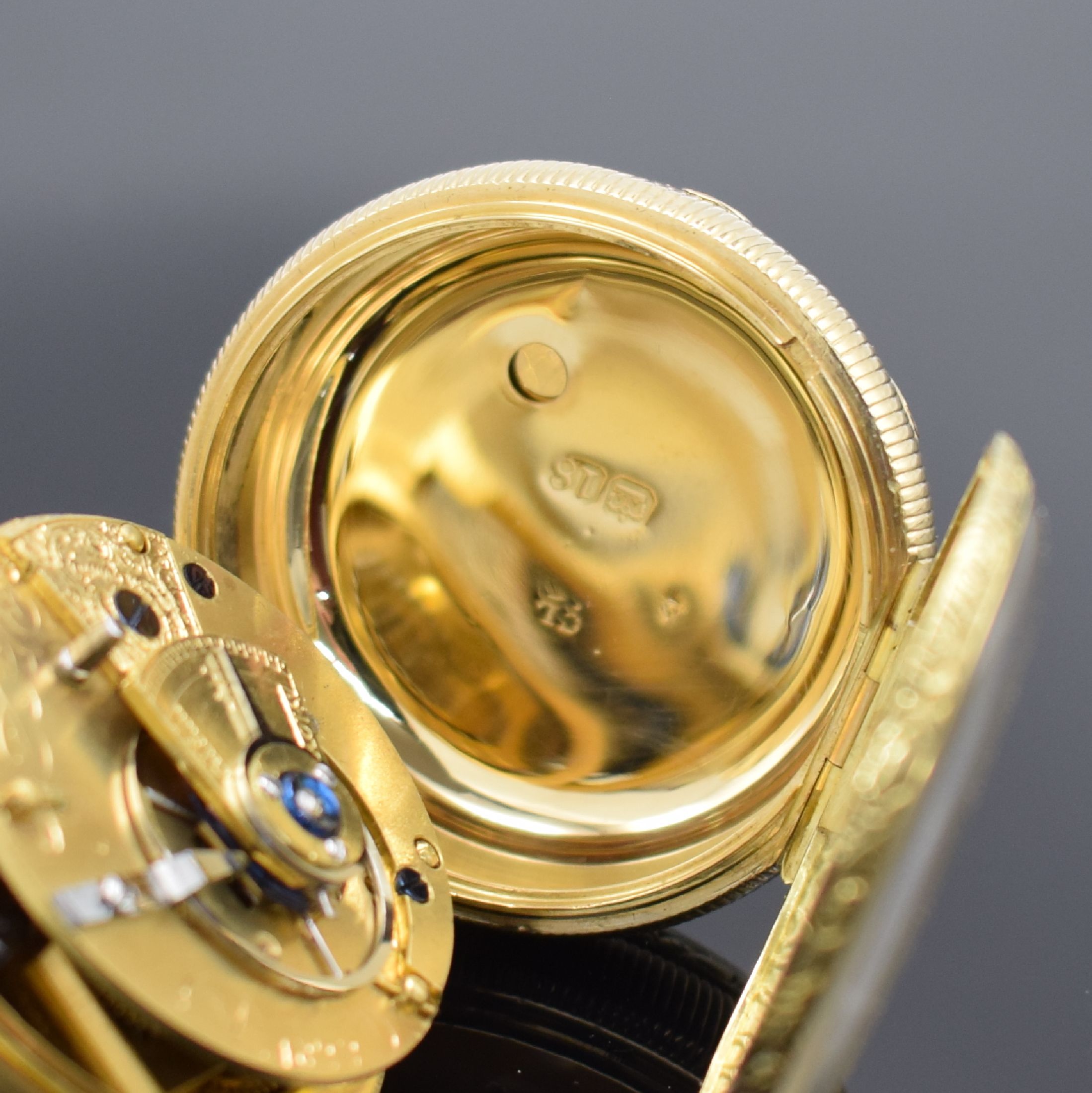 Detail f: LONDON A 1822 offene Herrentaschenuhr mit Schlüsselaufzug in GG 750/000, Boden m. Blumendekor, massives z. T. guill. Gold- Zifferbl., Std.-Zeichen ...