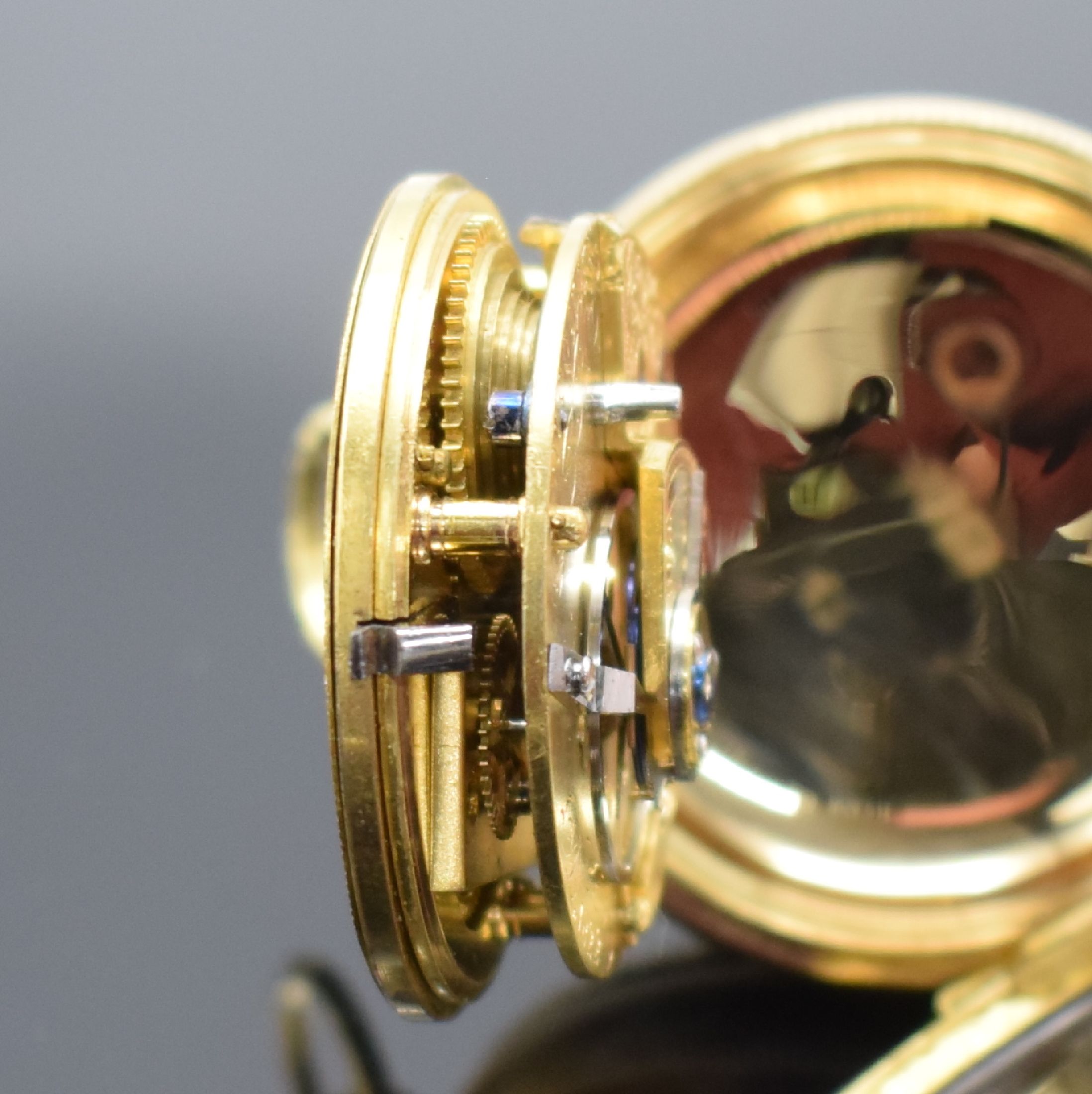 Detail g: LONDON A 1822 offene Herrentaschenuhr mit Schlüsselaufzug in GG 750/000, Boden m. Blumendekor, massives z. T. guill. Gold- Zifferbl., Std.-Zeichen ...
