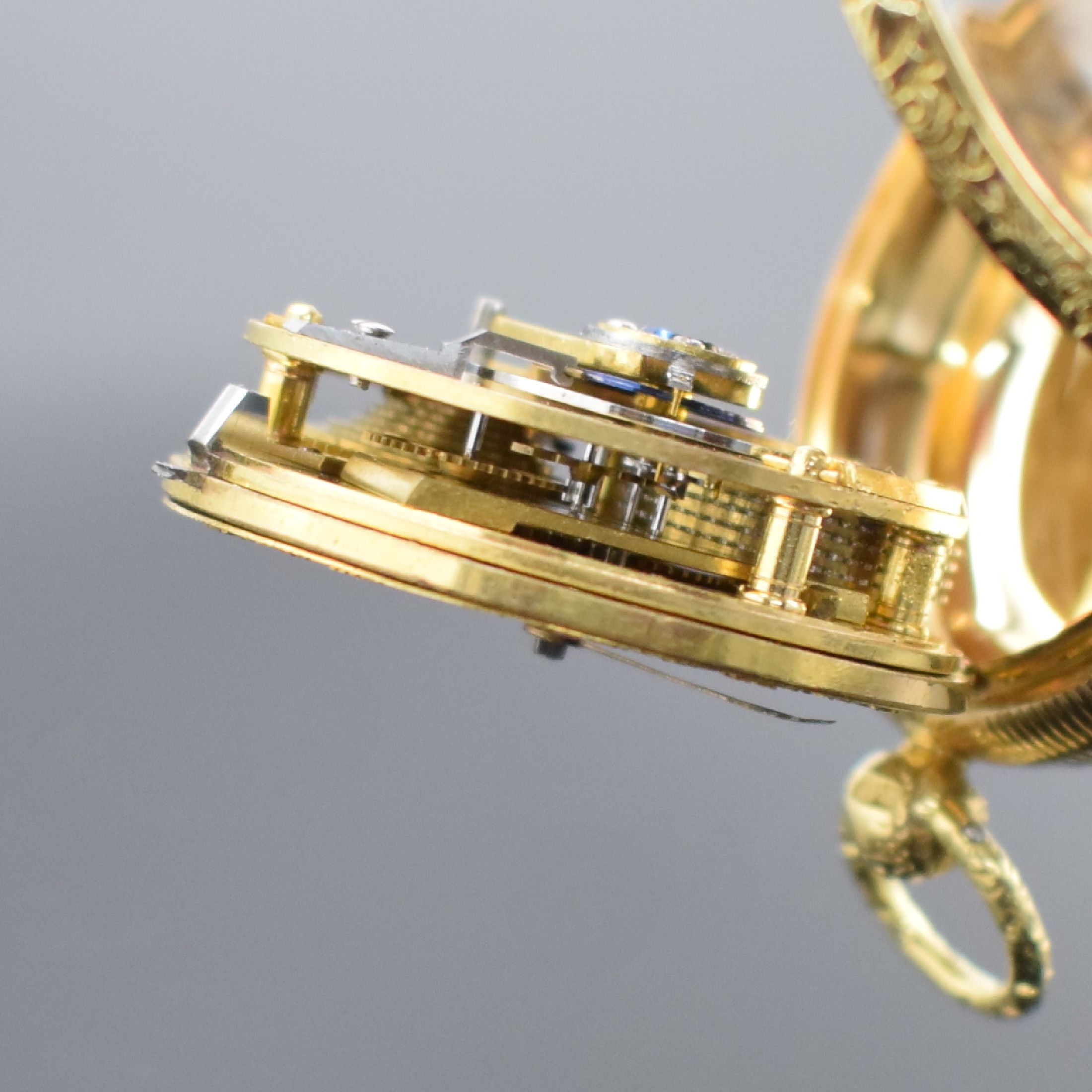 Detail h: LONDON A 1822 offene Herrentaschenuhr mit Schlüsselaufzug in GG 750/000, Boden m. Blumendekor, massives z. T. guill. Gold- Zifferbl., Std.-Zeichen ...