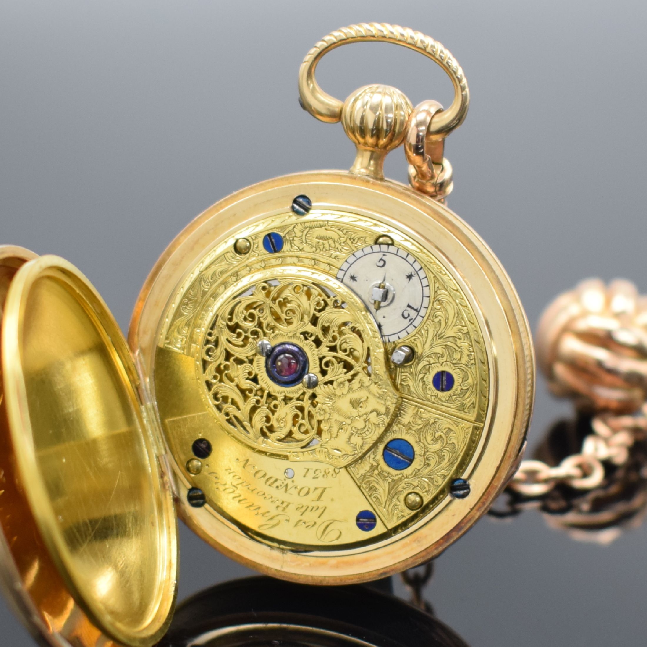 Detail e: DES GRANGES London Spindeltaschenuhr in RoseG 750/000 an RG 585/000 Kette, um 1830, bekannt. Uhrmacher lt. "Baillie" S 84, gehobene ...