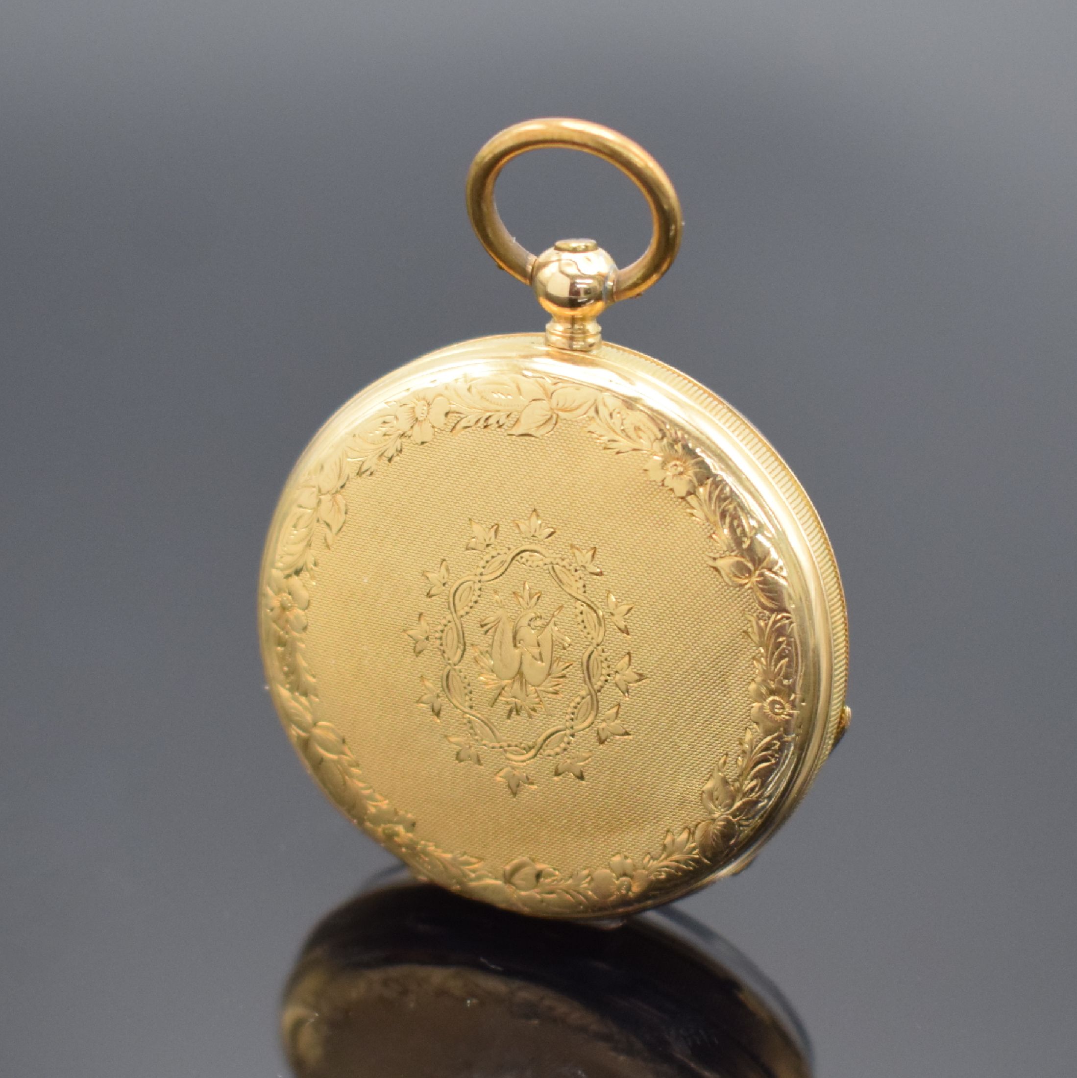 Detail a: Offene Damentaschenuhr in GG 750/000 Nr. 33922, Schweiz um 1870, Emailzifferbl. m. röm. Zahlen, gebl. Zeiger, guill. & floral verz. Boden riss., ...