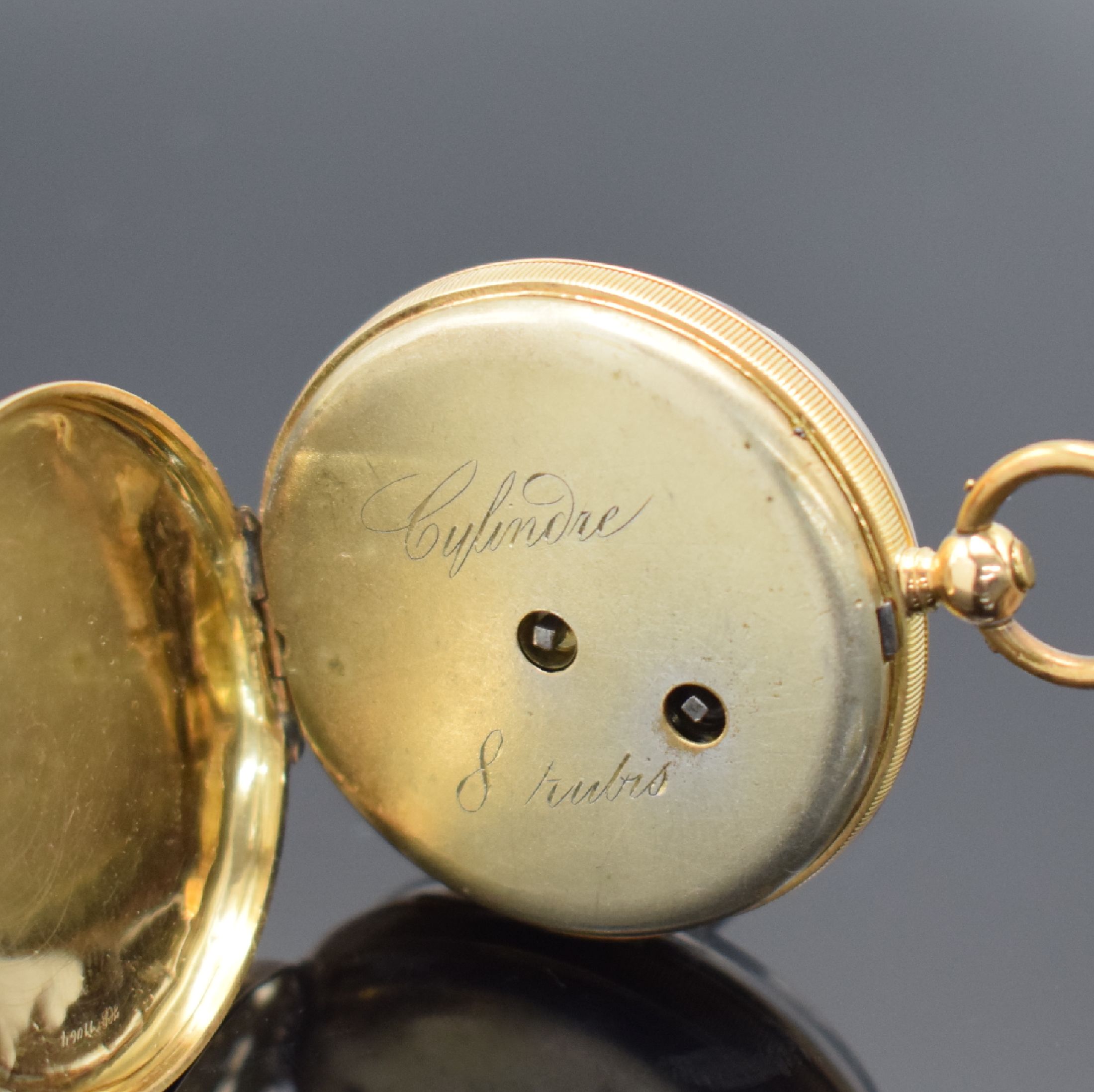 Detail c: Offene Damentaschenuhr in GG 750/000 Nr. 33922, Schweiz um 1870, Emailzifferbl. m. röm. Zahlen, gebl. Zeiger, guill. & floral verz. Boden riss., ...