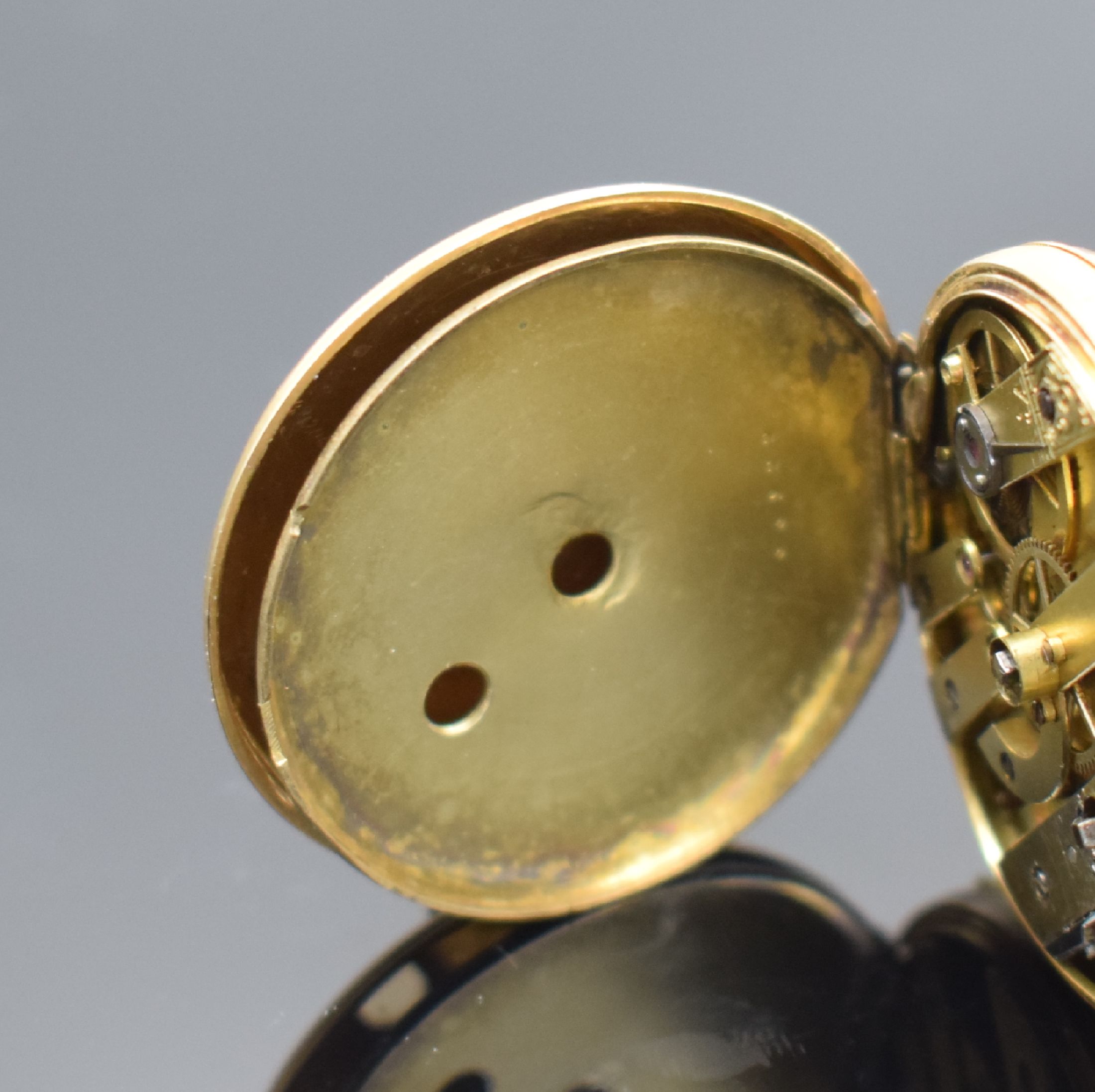 Detail d: Offene Damentaschenuhr in GG 750/000 Nr. 33922, Schweiz um 1870, Emailzifferbl. m. röm. Zahlen, gebl. Zeiger, guill. & floral verz. Boden riss., ...