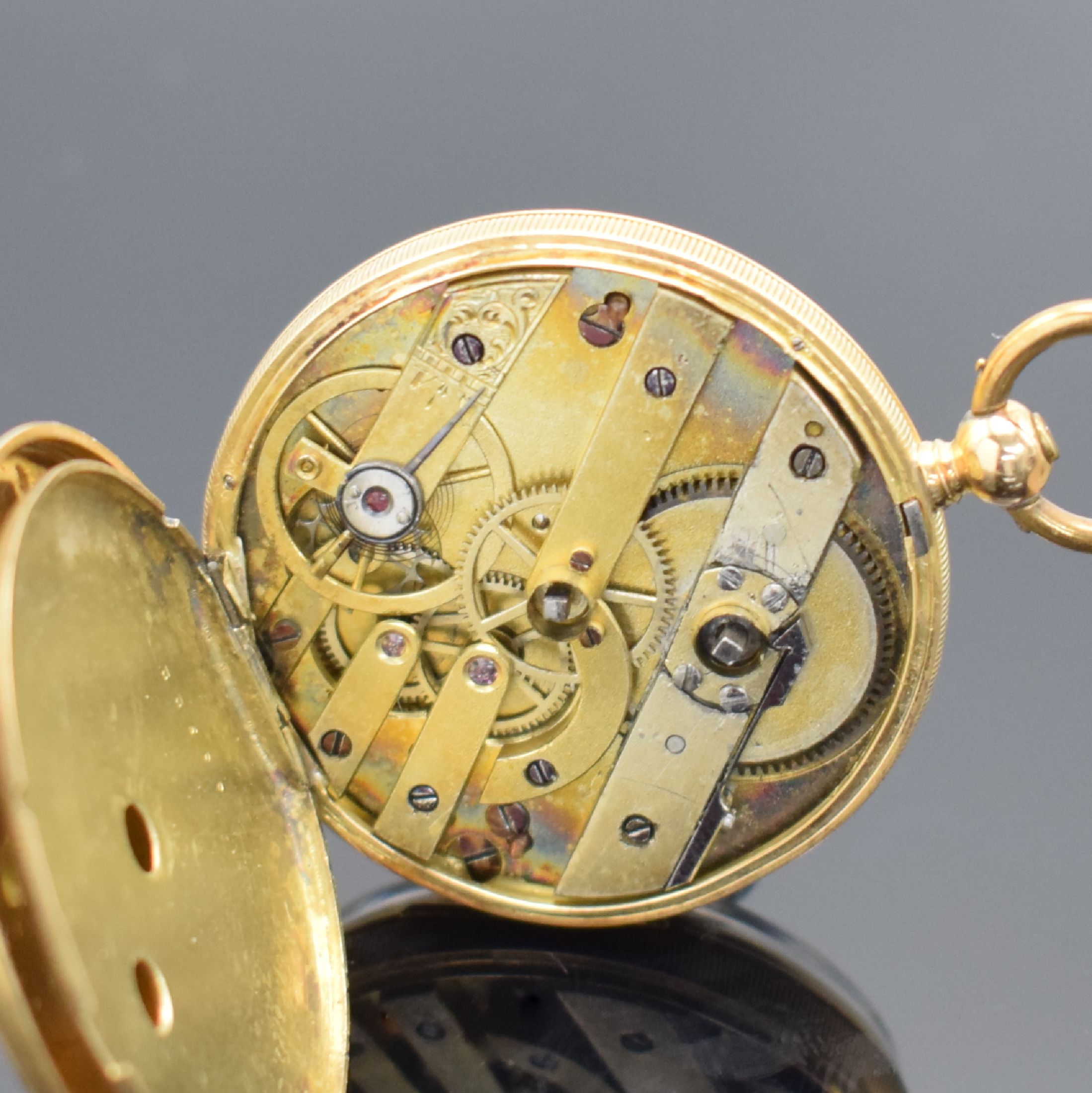 Detail e: Offene Damentaschenuhr in GG 750/000 Nr. 33922, Schweiz um 1870, Emailzifferbl. m. röm. Zahlen, gebl. Zeiger, guill. & floral verz. Boden riss., ...
