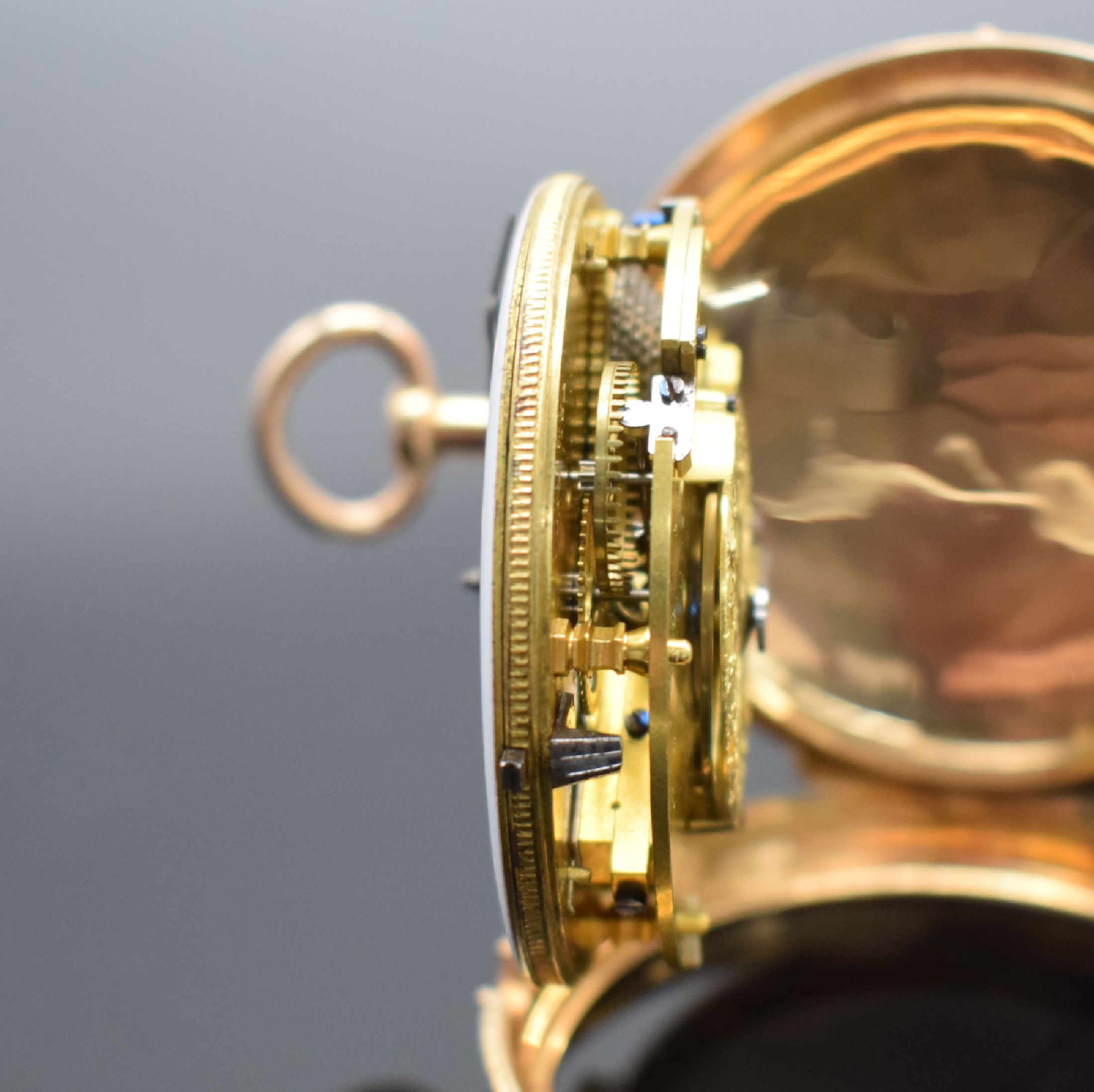 Detail e: DROZ Rouen offene Spindeltaschenuhr in RG 750/000, Frankreich um 1800, 2-teil. Geh., Glasrd. am Scharnier, Emailzifferbl. m. arab. Zahlen besch., ...