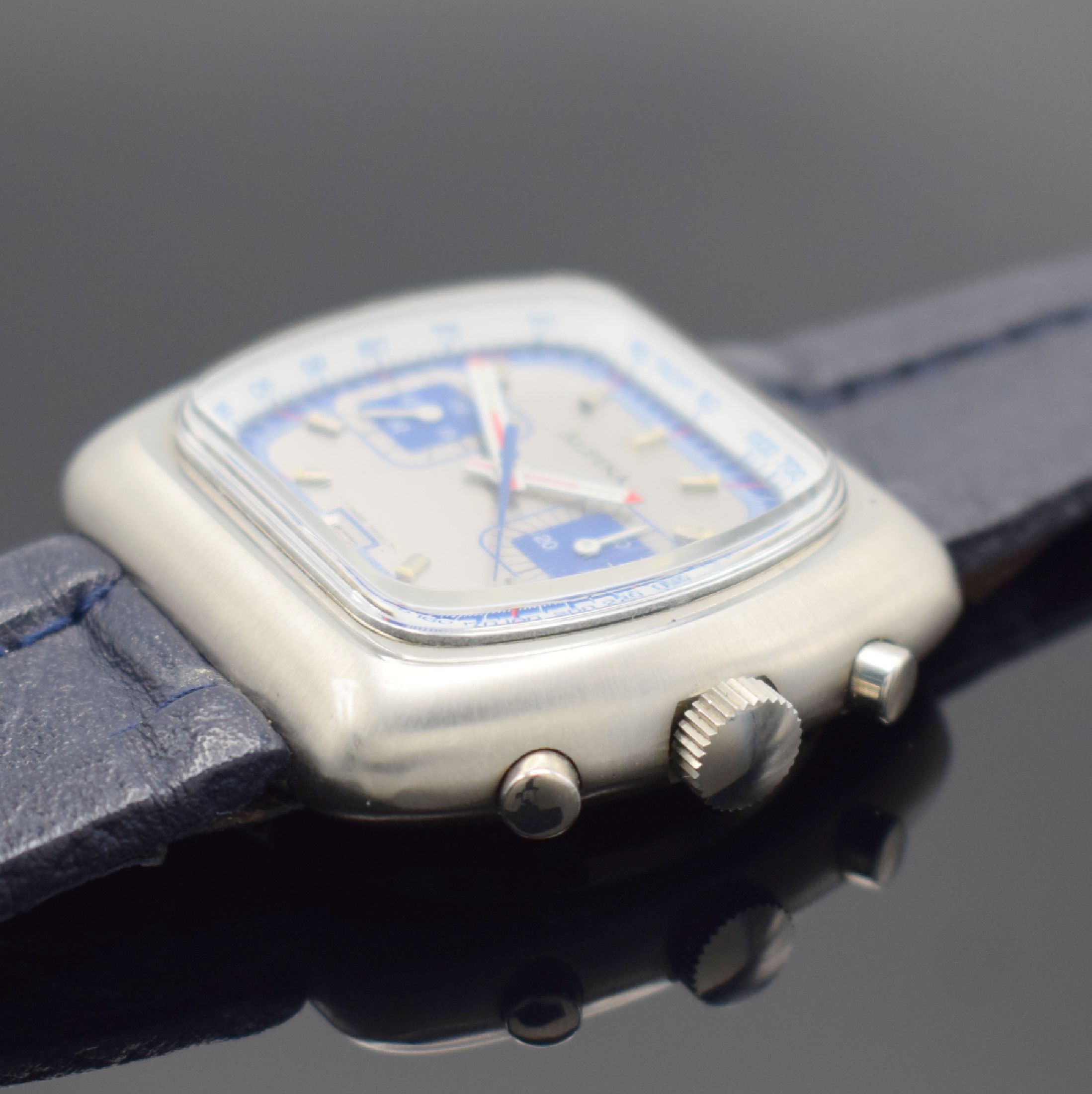 Detail b: ALPINA Armbandchronograph, Schweiz um 1972, Handaufzug, Edelstahlgeh. inkl. orig. Lederband, Boden verschr., silber/blaues Zifferbl. m. aufgel. ...