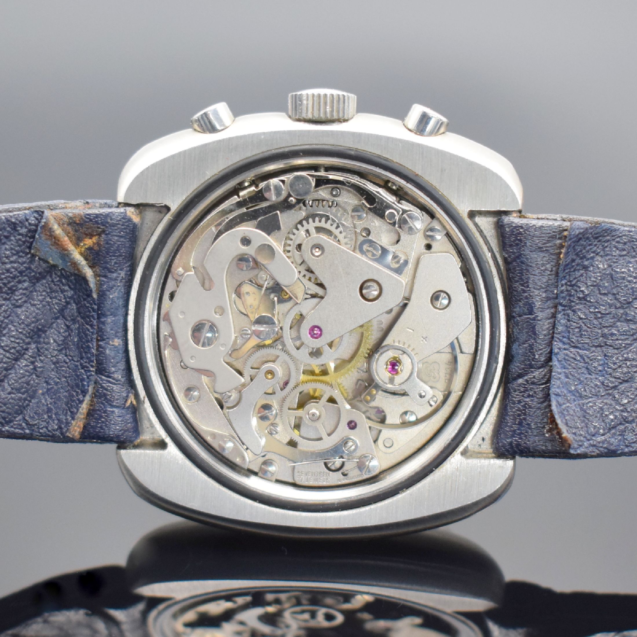 Detail d: ALPINA Armbandchronograph, Schweiz um 1972, Handaufzug, Edelstahlgeh. inkl. orig. Lederband, Boden verschr., silber/blaues Zifferbl. m. aufgel. ...