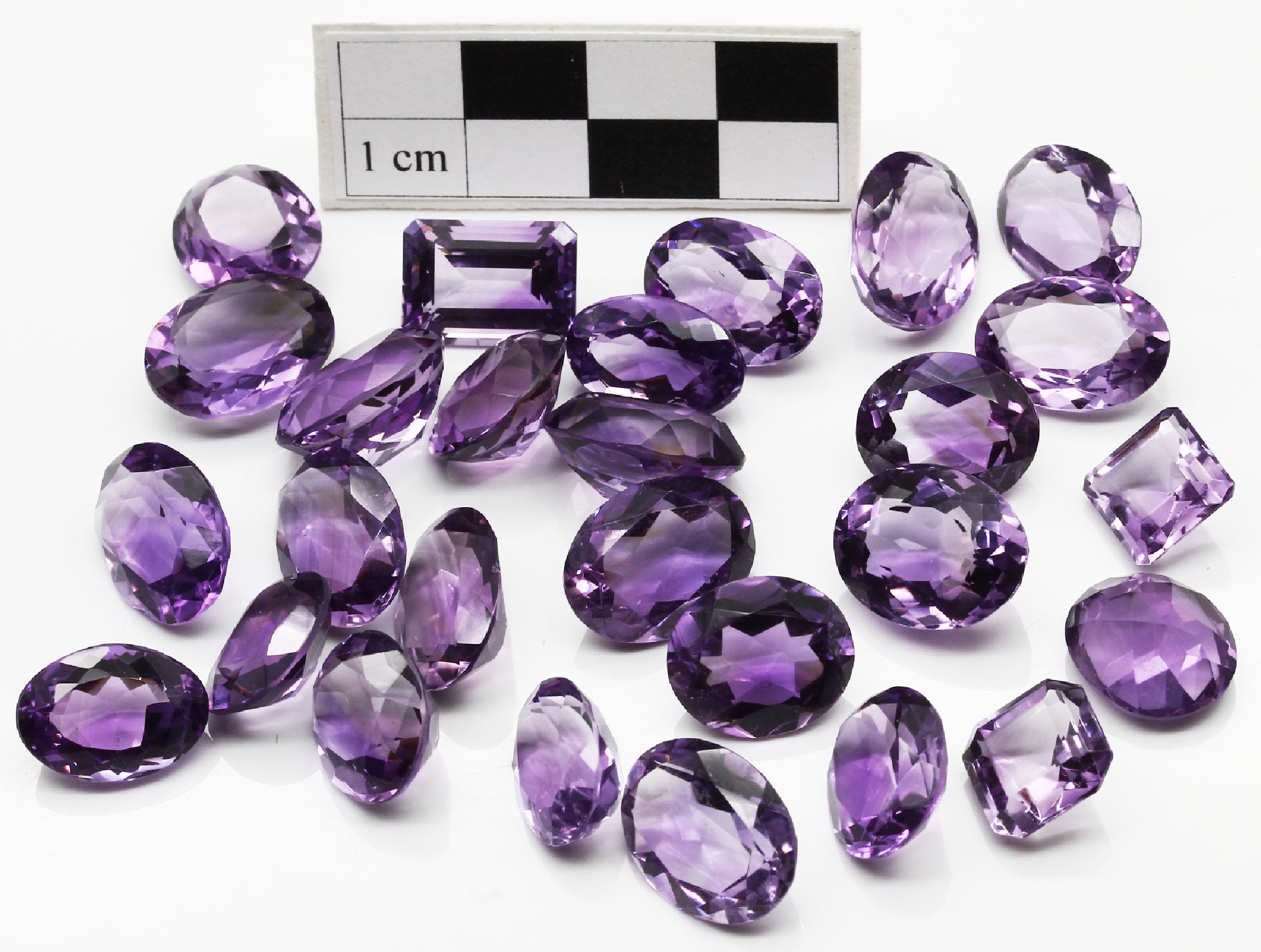 Lot 27 lose Amethyste zus. ca. 193,00 ct, versch. Schliffformen und Größen, Idar- Obersteiner Schleifarbeit
