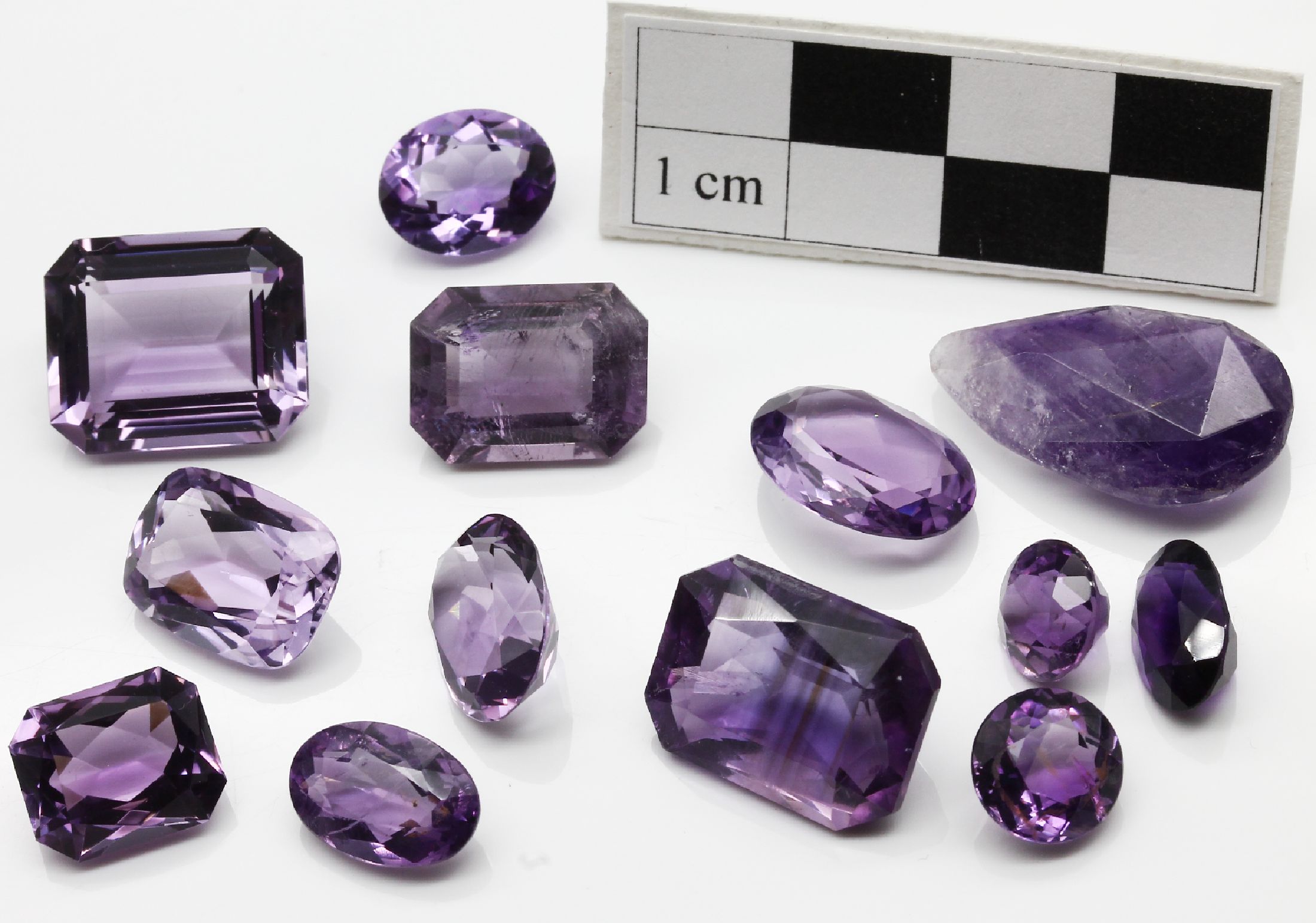 Lot lose Amethyste zus. ca. 630,00 ct, versch. Schliffformen und Größen, Idar- Obersteiner Schleifarbeit