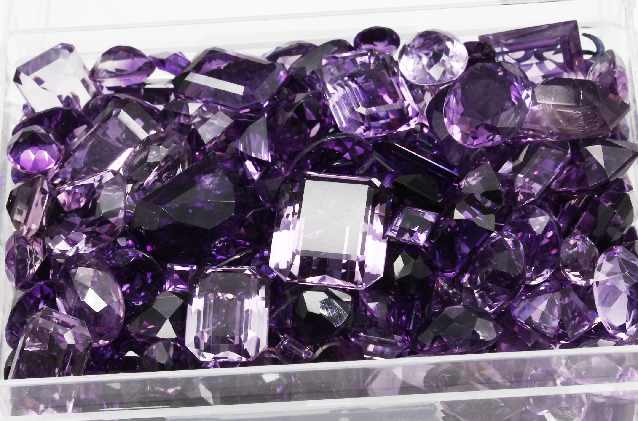 Detail a: Lot lose Amethyste zus. ca. 630,00 ct, versch. Schliffformen und Größen, Idar- Obersteiner Schleifarbeit