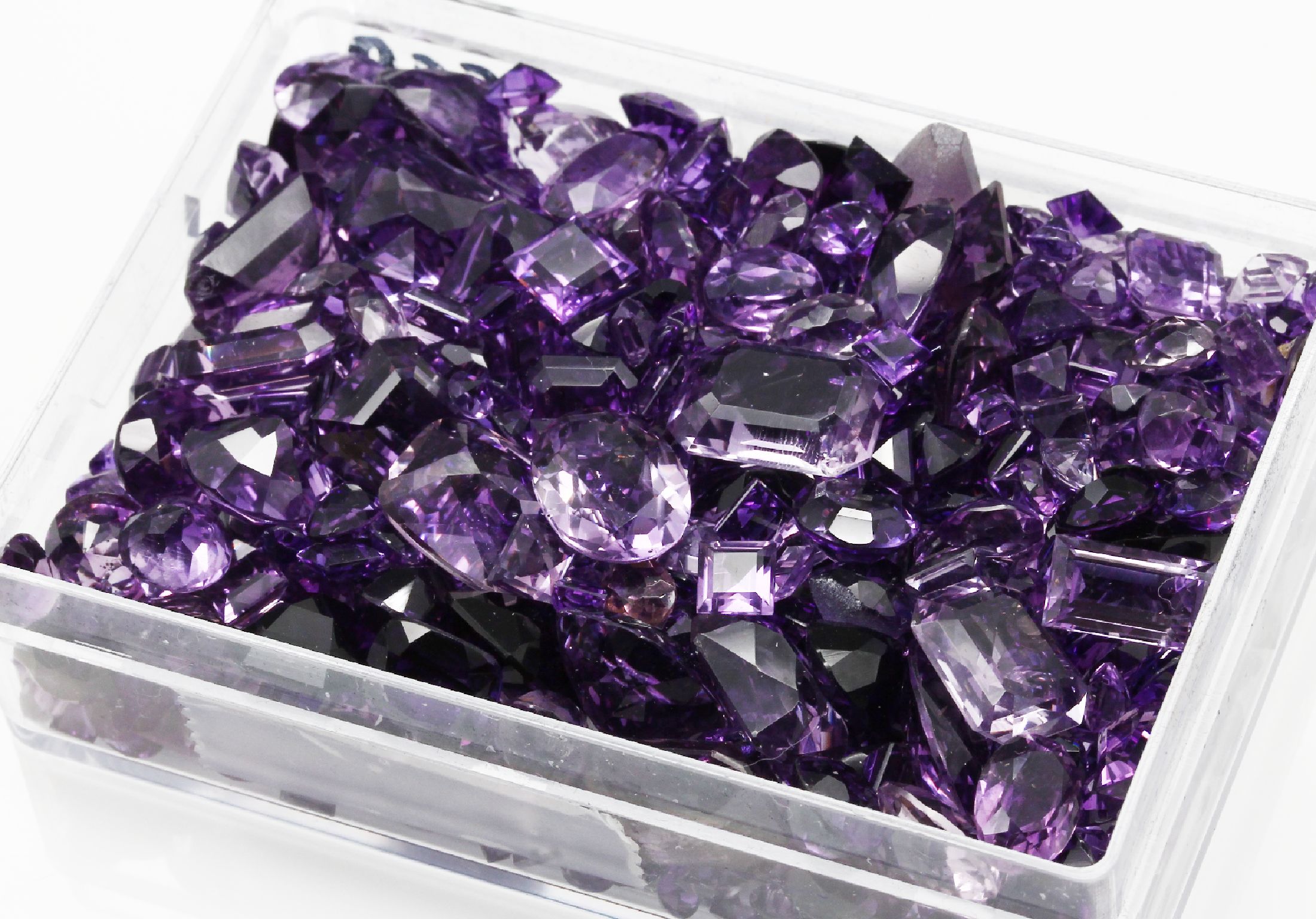 Detail a: Lot lose Amethyste zus. ca. 669,00 ct, versch. Schliffformen, Größen und Farbintensitäten, Idar-Obersteiner Schleifarbeit, z.T. Ausfassware