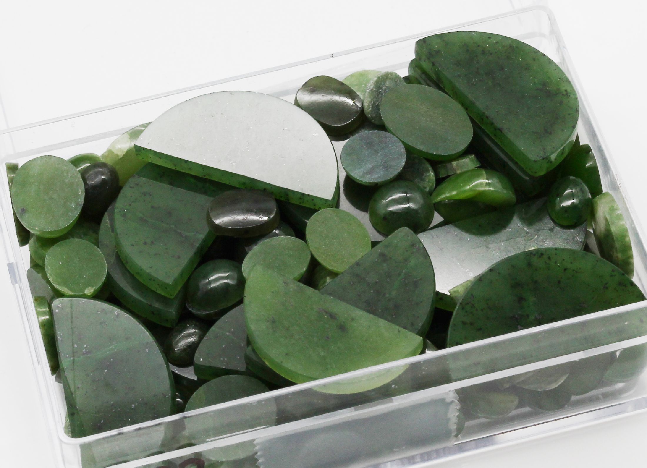 Detail a: Lot lose Jade zus. ca. 702,00 ct, versch. Größen und Schliffformen, Idar-Obersteiner Schleifarbeit