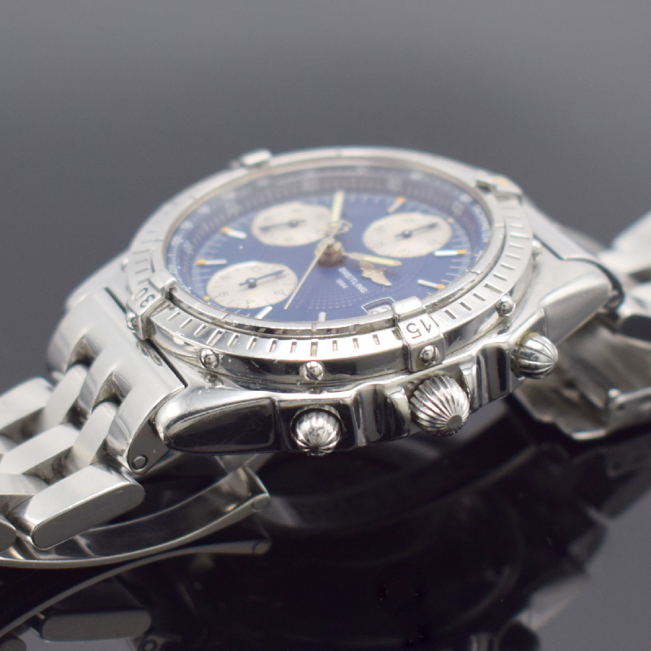 Detail c: BREITLING Chronomat Herrenarmbanduhr mit Chronograph in Stahl, Schweiz um 1995, Automatik, Ref. A13050.1, Boden & Krone verschr., orig. Pilotband m. ...