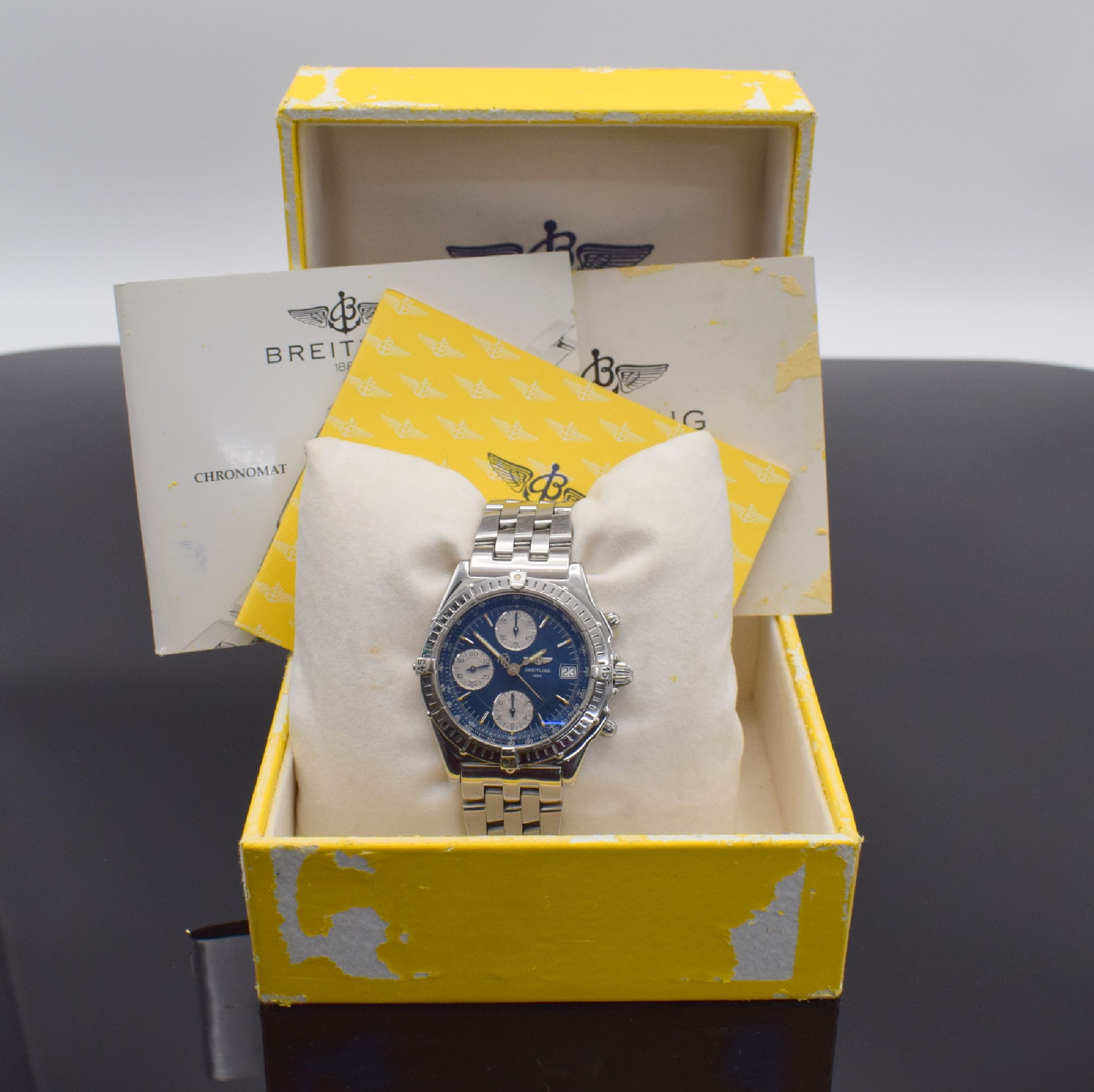 Detail e: BREITLING Chronomat Herrenarmbanduhr mit Chronograph in Stahl, Schweiz um 1995, Automatik, Ref. A13050.1, Boden & Krone verschr., orig. Pilotband m. ...