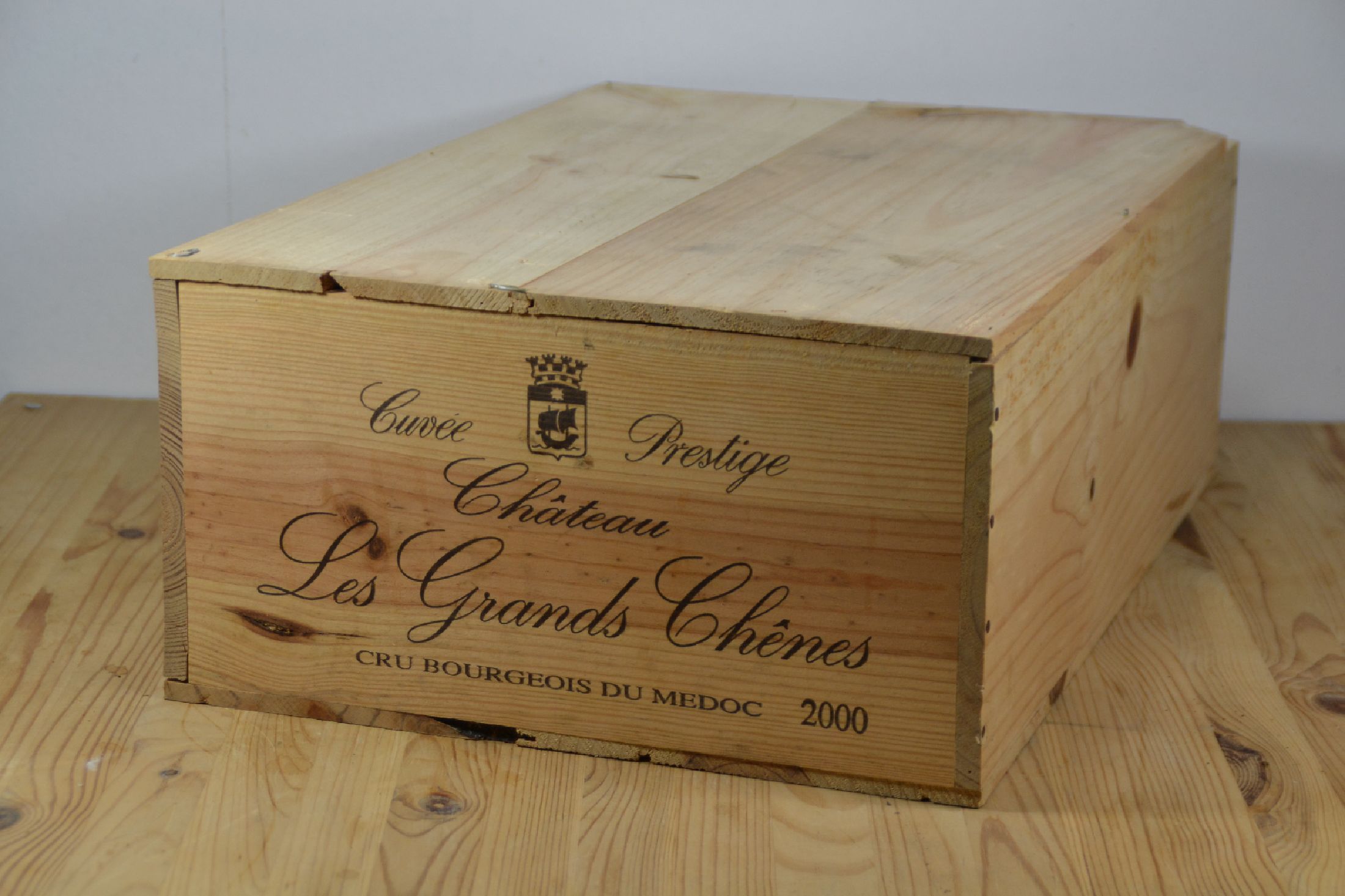 12 Flaschen Chateau Grandes Du Chenes, 2000, in orig. verschlossener Holzkiste