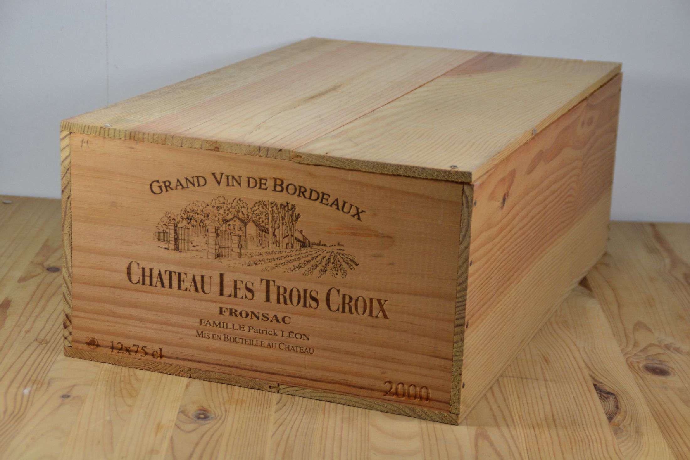 12 Flaschen Chateau Le Trois Croix, 2000, in orig. verschlossener Holzkiste