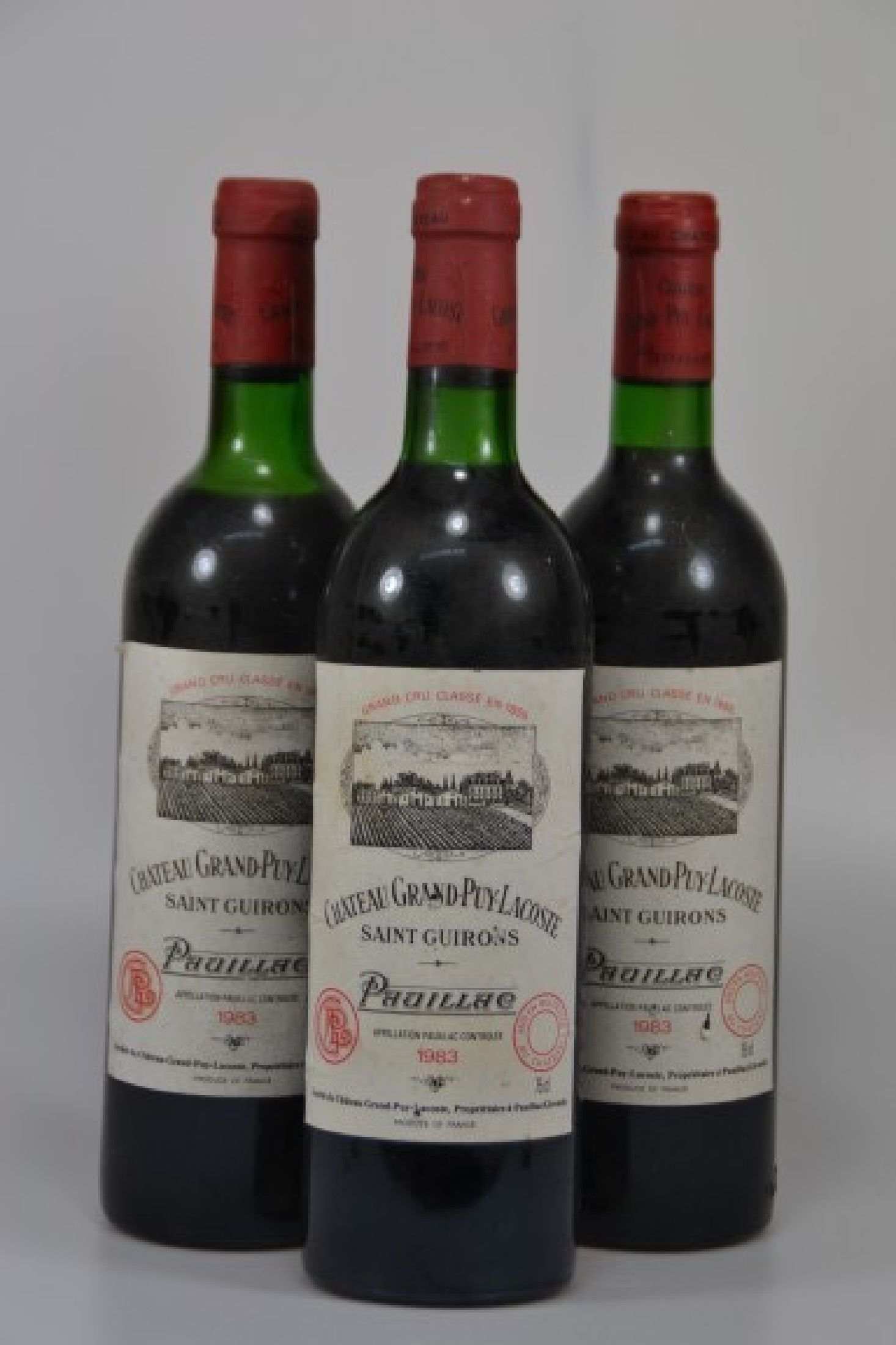 3 Flaschen 1983 Chateau Grand Puy Lacoste, Saint Guirons, Pauillac, 750ml, Etiketten beschmutzt, Kapsel 2x l. best., 86 Parker -Punkte, laut Parker ...