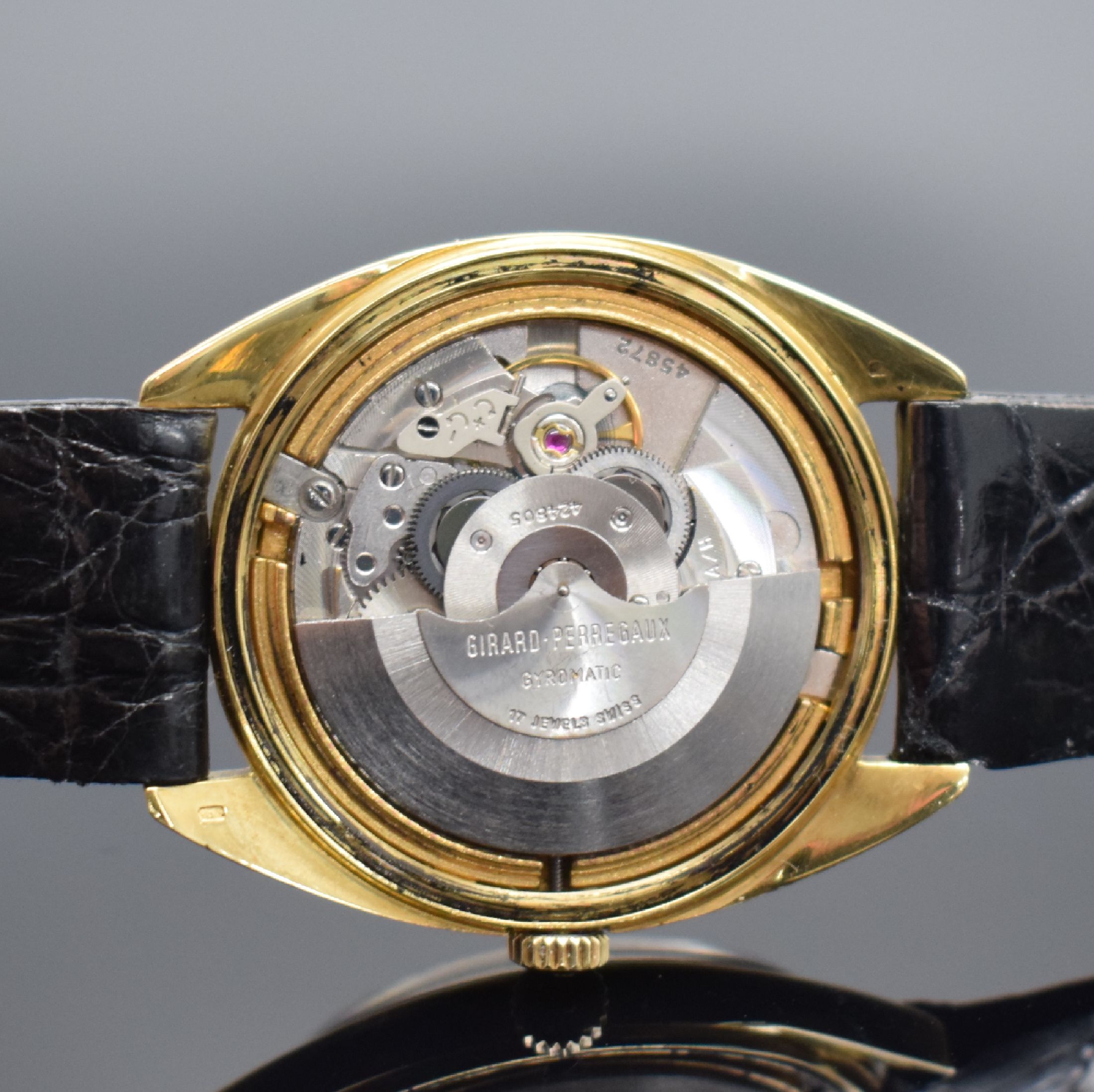 Detail e: GIRARD PERREGAUX Gyromatic Chronometer HF 36000 A/H Herrenarmbanduhr in GG 750/000, Schweiz um 1968, Automatik, Boden verschr., gold. Zifferbl. m. ...