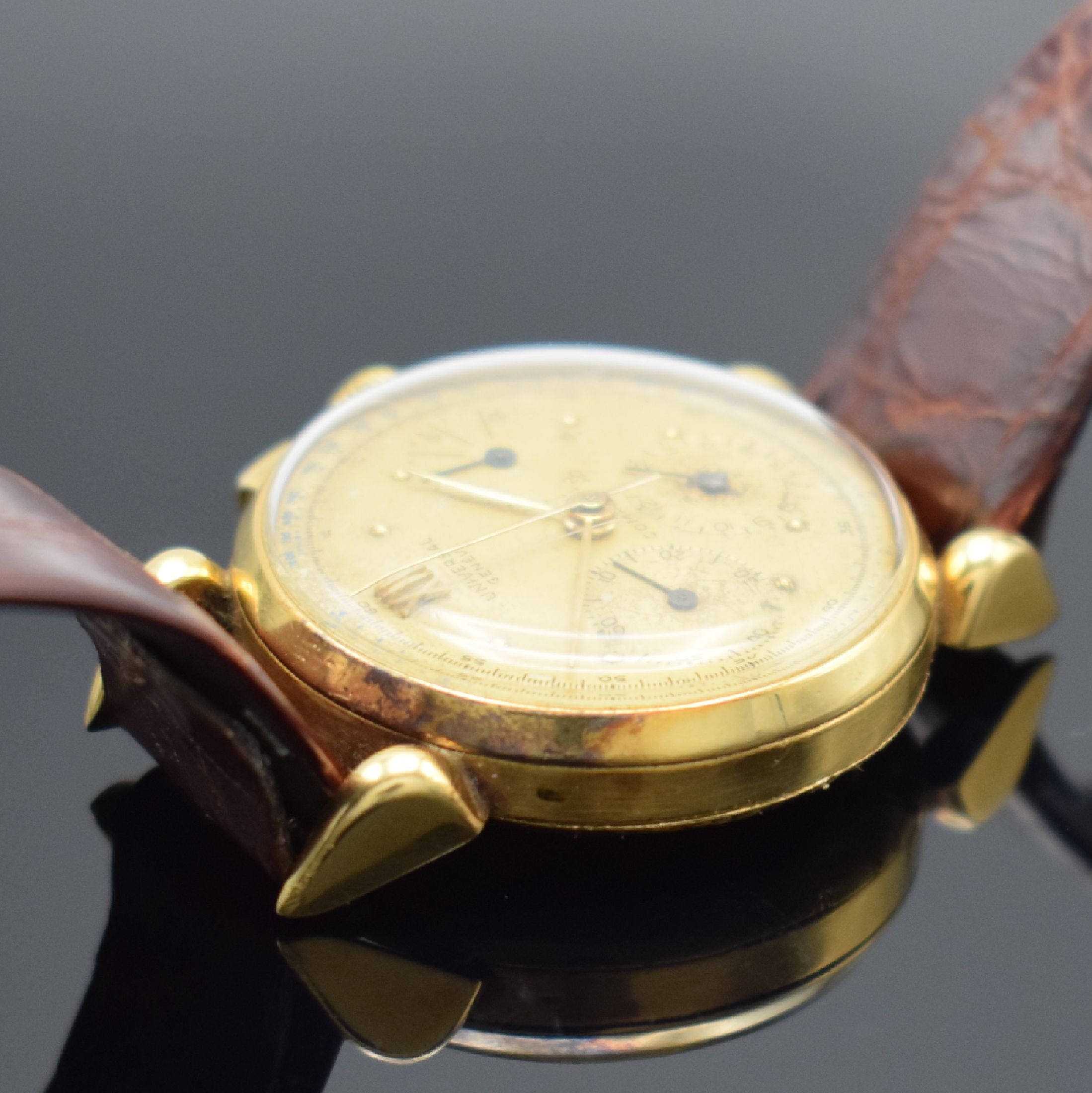 Detail d: UNIVERSAL GENEVE Compax Schaltradchronograph in GG 750/000, Schweiz um 1945, Handaufzug, dell. Geh. teils angel., Boden & Glasrand aufgedr., ...