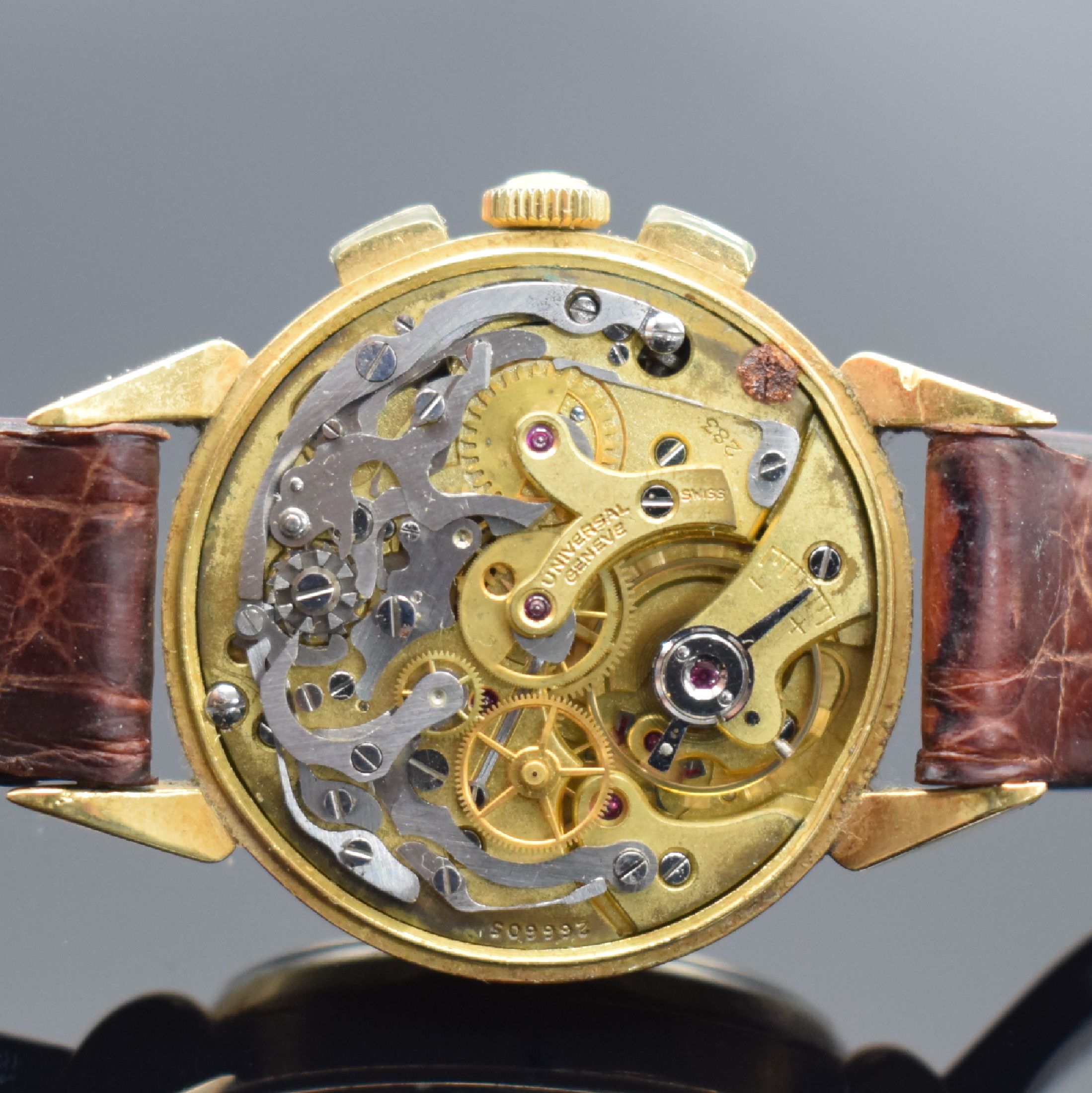 Detail e: UNIVERSAL GENEVE Compax Schaltradchronograph in GG 750/000, Schweiz um 1945, Handaufzug, dell. Geh. teils angel., Boden & Glasrand aufgedr., ...