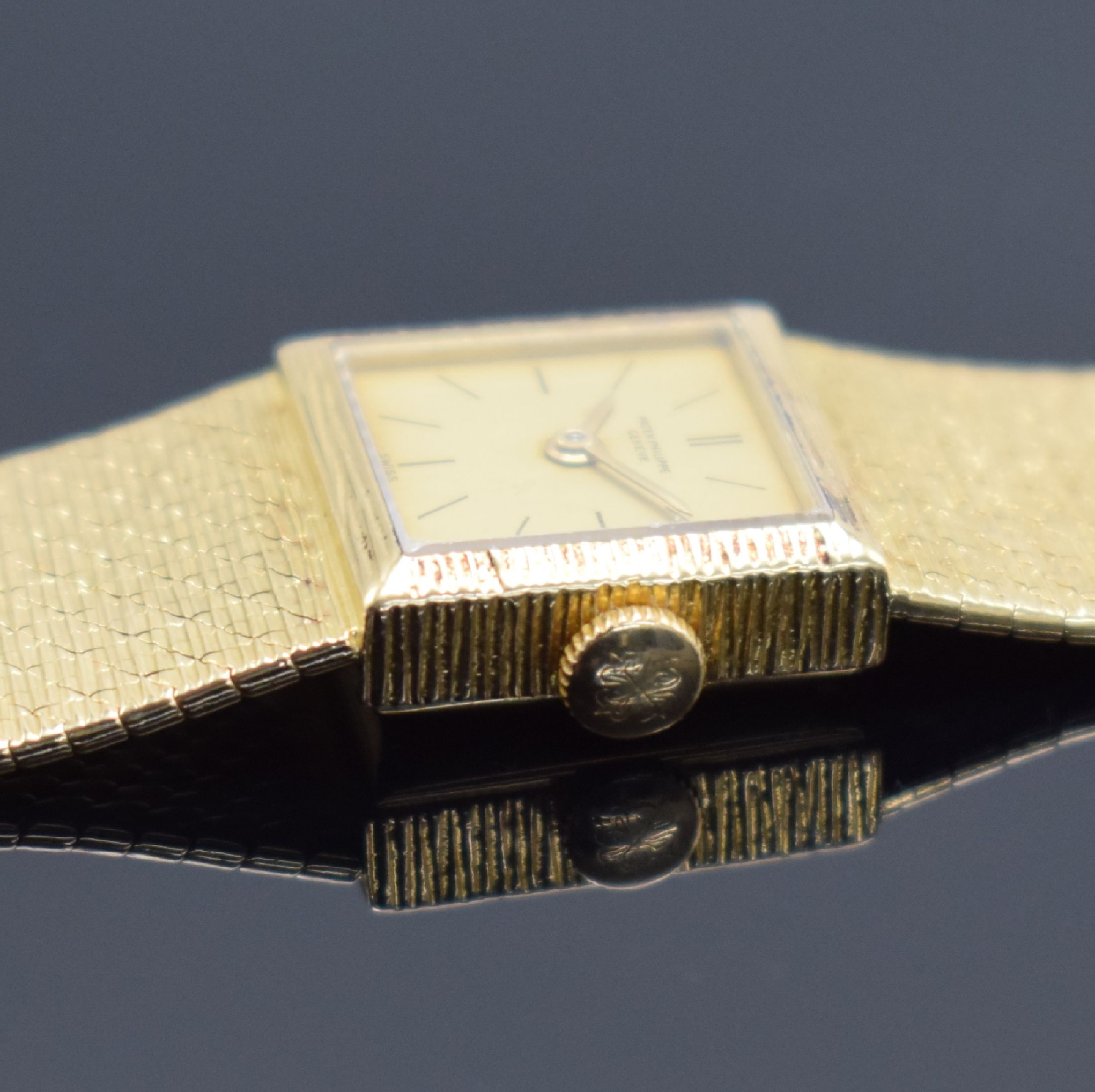 Detail d: PATEK PHILIPPE Damenarmbanduhr in GG 750/000 Referenz 3285/50J, Schweiz um 1960, Handaufzug, Boden 4-fach verschr. (1x Schraube neutr. ers.), orig. ...