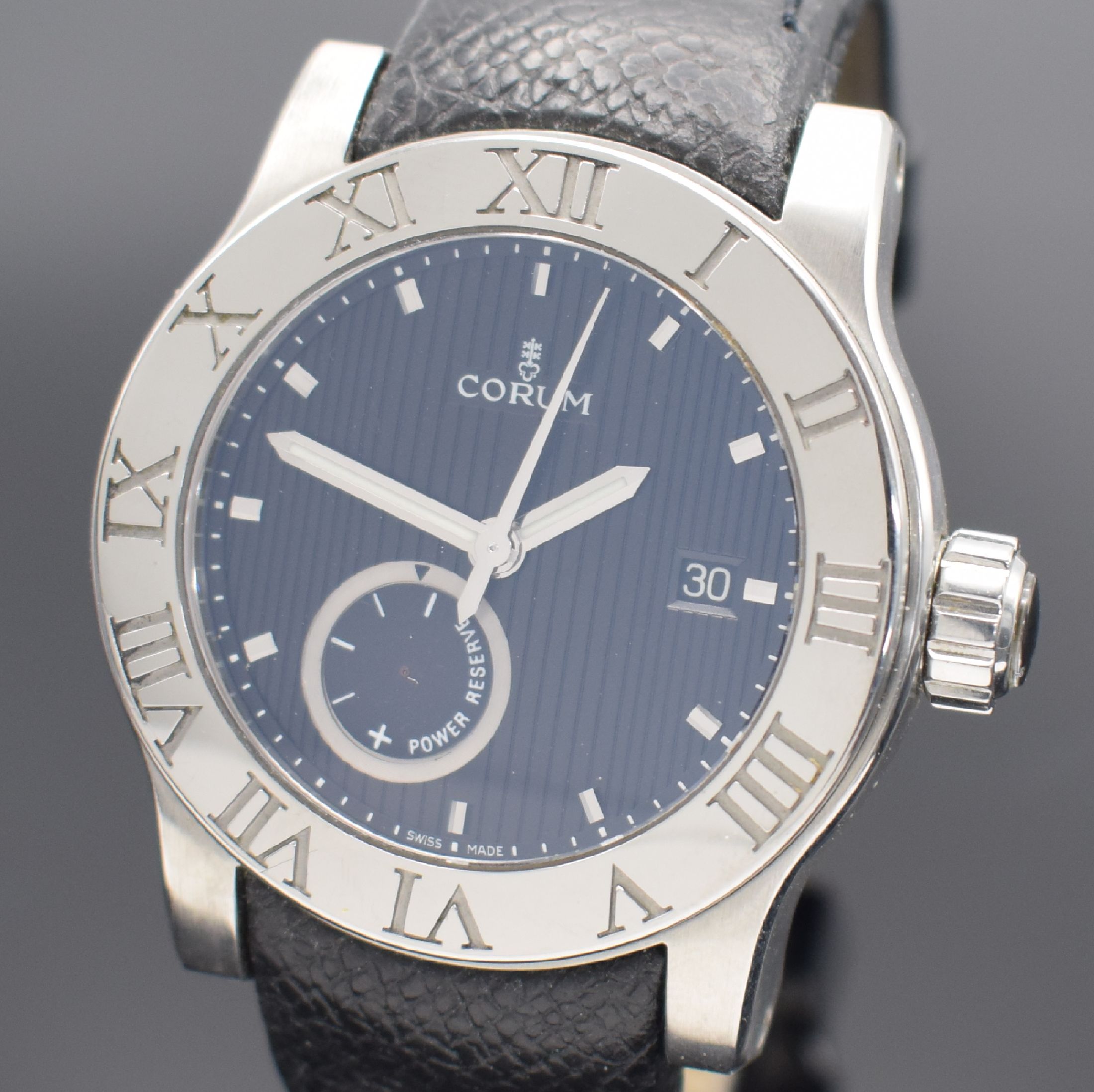 Detail a: CORUM Herrenarmbanduhr Serie Romulus Referenz 02.0001, Automatik, Schweiz um 2005, Edelstahlgeh. inkl. orig. Lederband m. dopp. Faltschl., Boden & ...