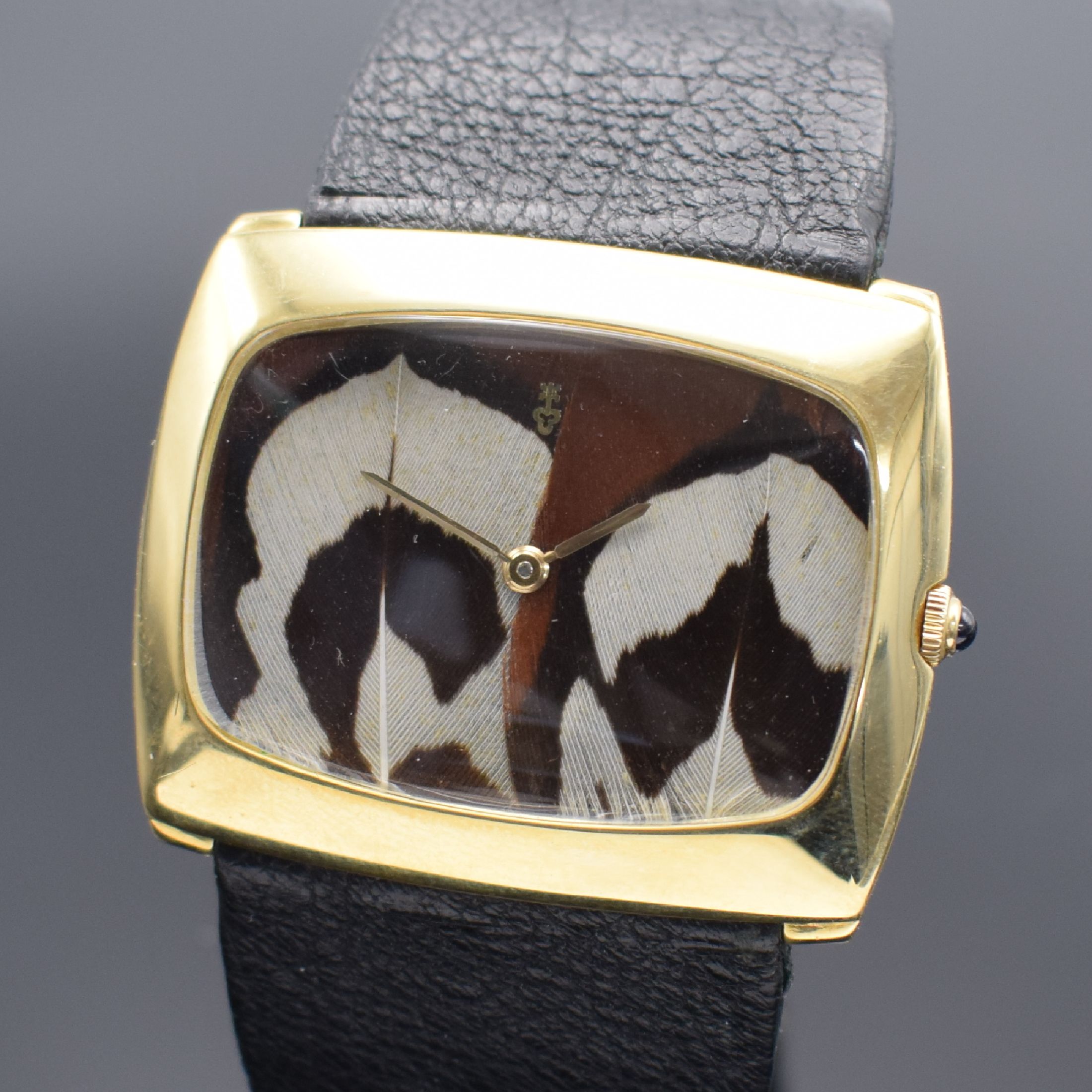 Detail a: CORUM sehr seltene, große Armbanduhr mit Vogelfeder-Zifferblatt in GG 750/000 Referenz 57183, Handaufzug, Schweiz um 1975, orig. Lederband m. verg. ...