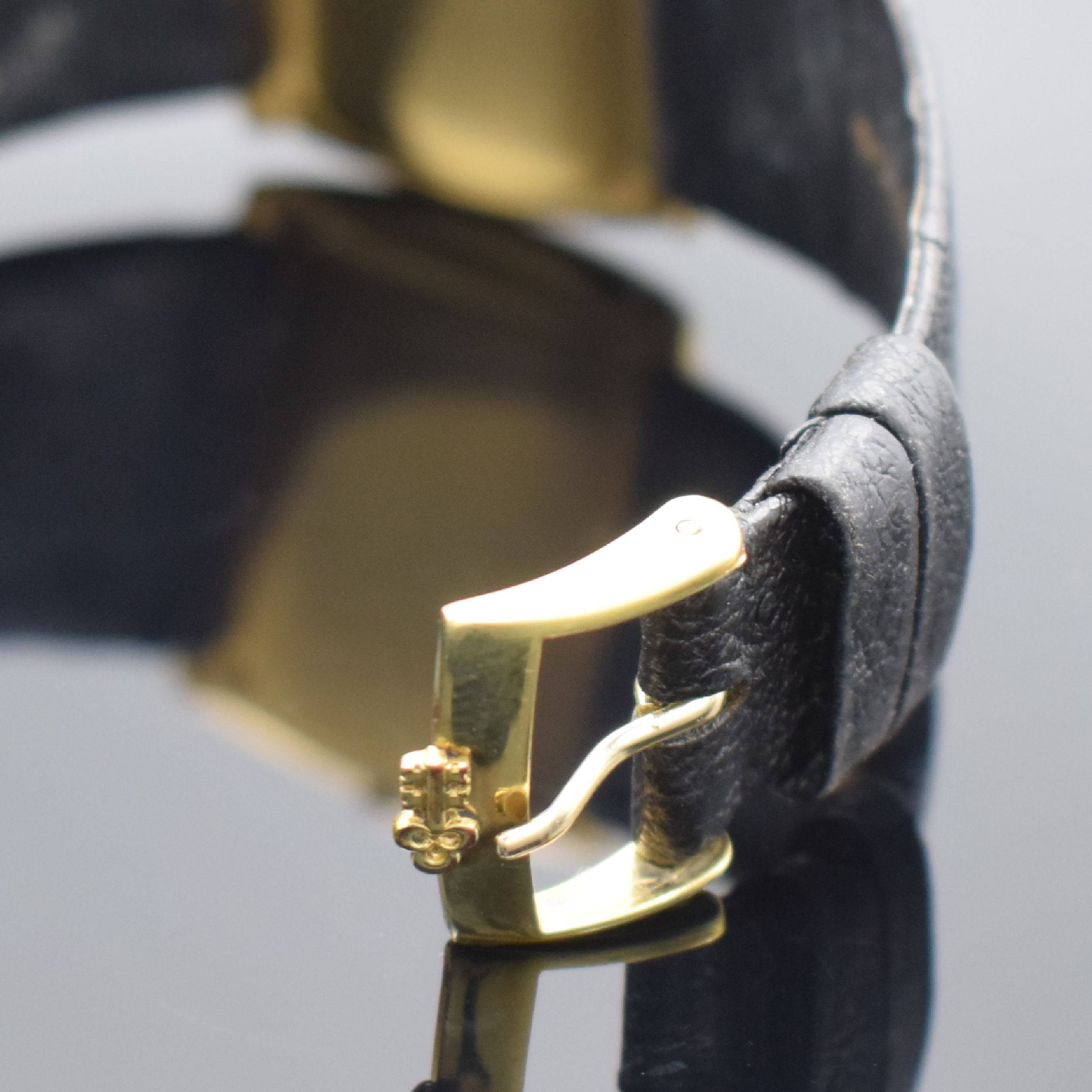 Detail b: CORUM sehr seltene, große Armbanduhr mit Vogelfeder-Zifferblatt in GG 750/000 Referenz 57183, Handaufzug, Schweiz um 1975, orig. Lederband m. verg. ...
