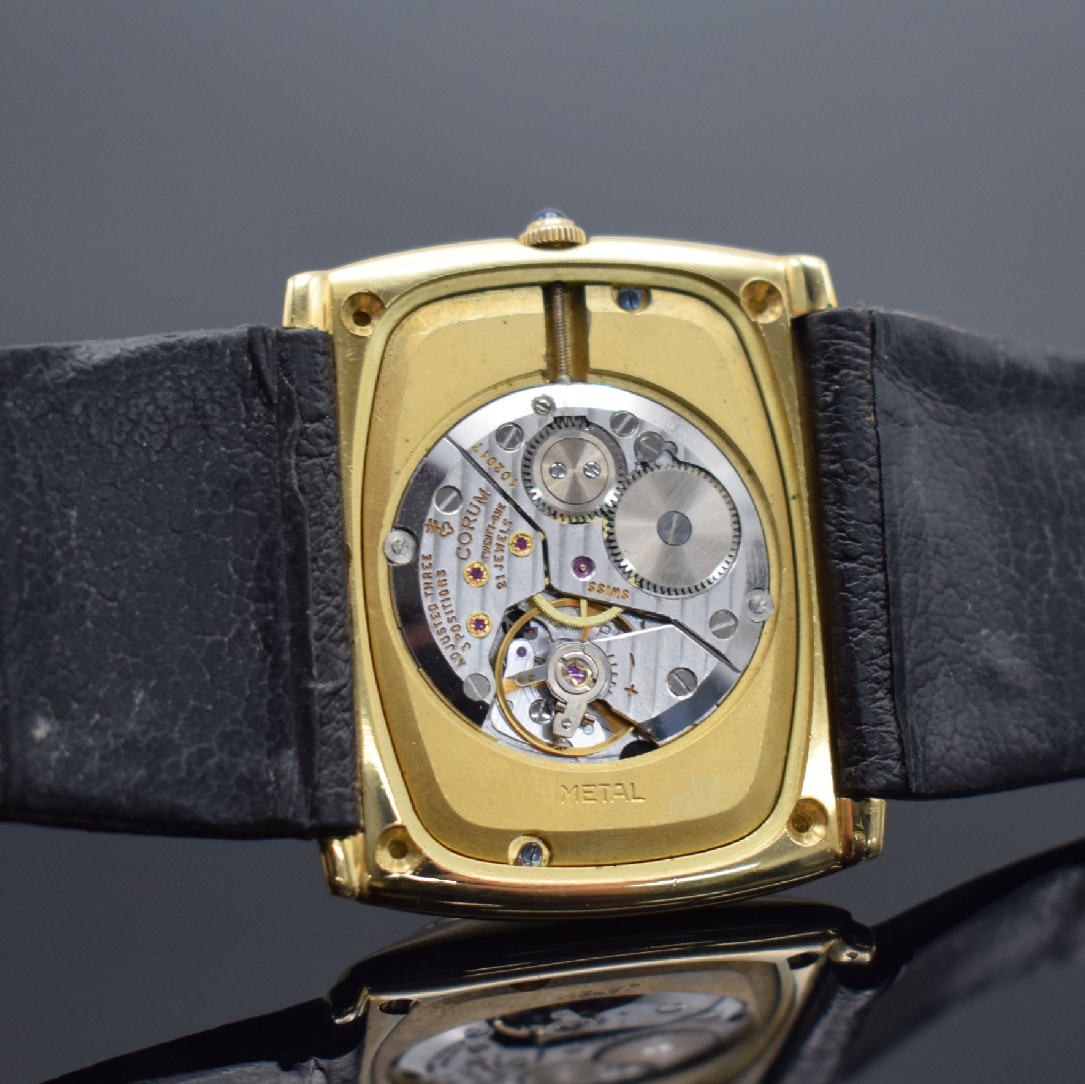 Detail d: CORUM sehr seltene, große Armbanduhr mit Vogelfeder-Zifferblatt in GG 750/000 Referenz 57183, Handaufzug, Schweiz um 1975, orig. Lederband m. verg. ...