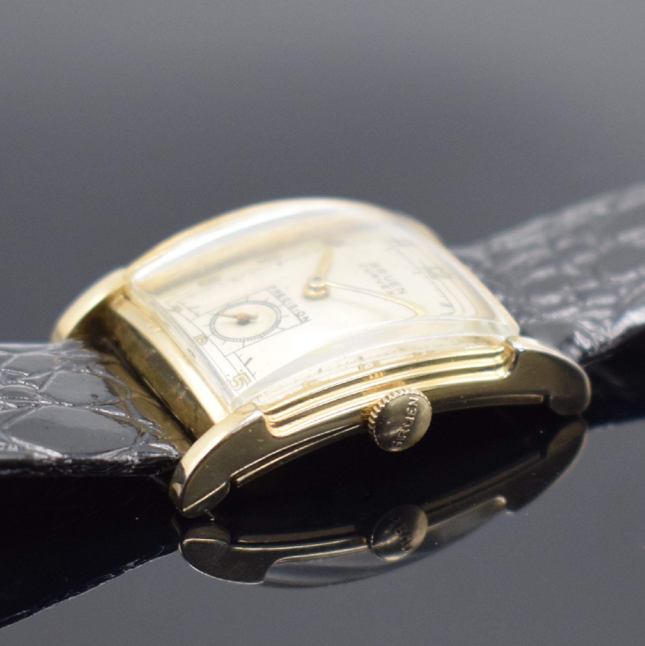 Detail b: GRUEN Curvex Herrenarmbanduhr, Schweiz/USA um 1941, Handaufzug, Ref. 440 575, gewölbtes Geh. in 10K gold filled, Boden aufgedr., gewölbtes ...