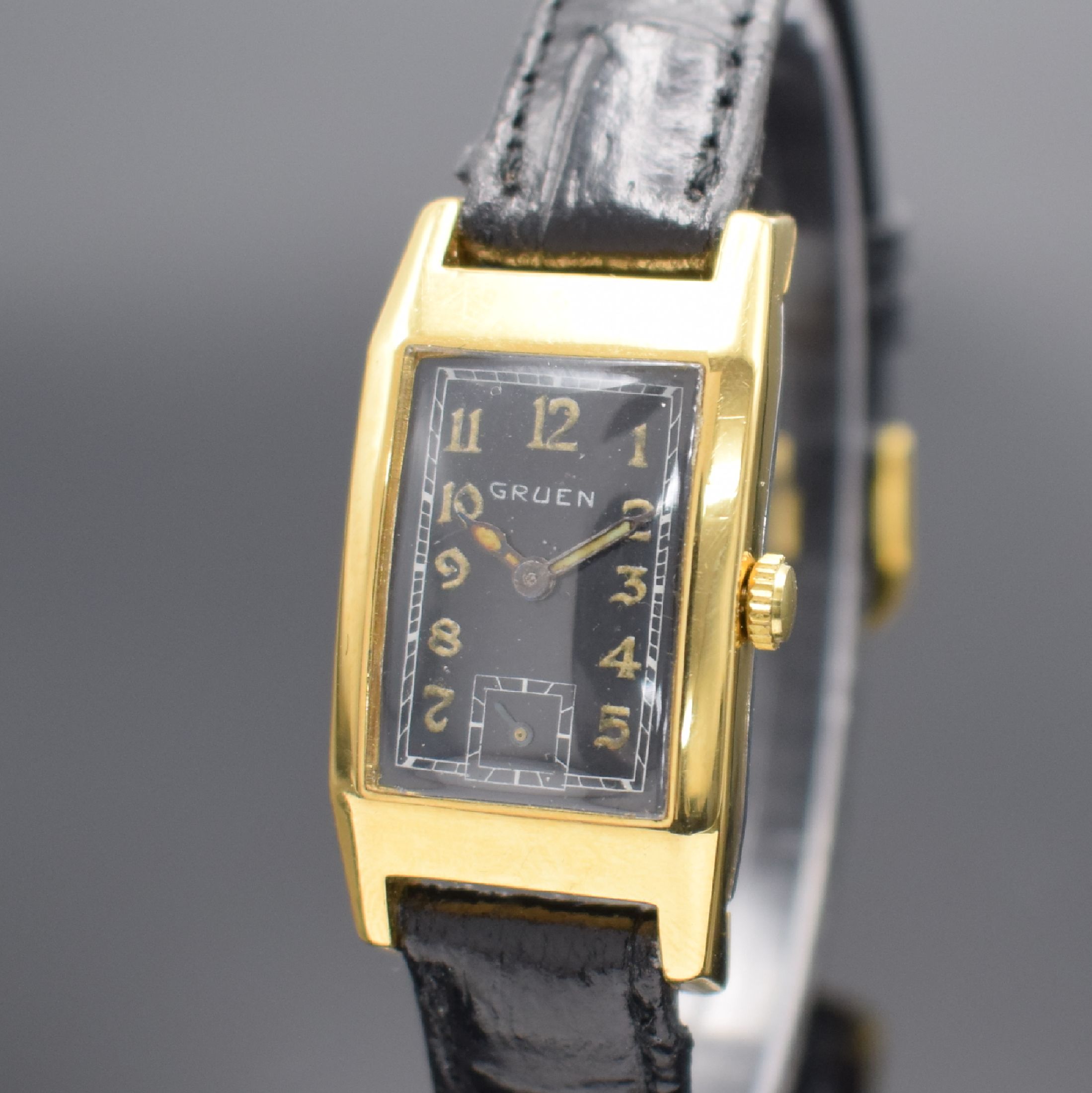 Detail a: GRUEN Herrenarmbanduhr Referenz 258 / 501, Schweiz/USA um 1937, Handaufzug, 2-teil. Metallgeh. m. Goldauflage, in sich gewölbt, Edelstahlboden ...