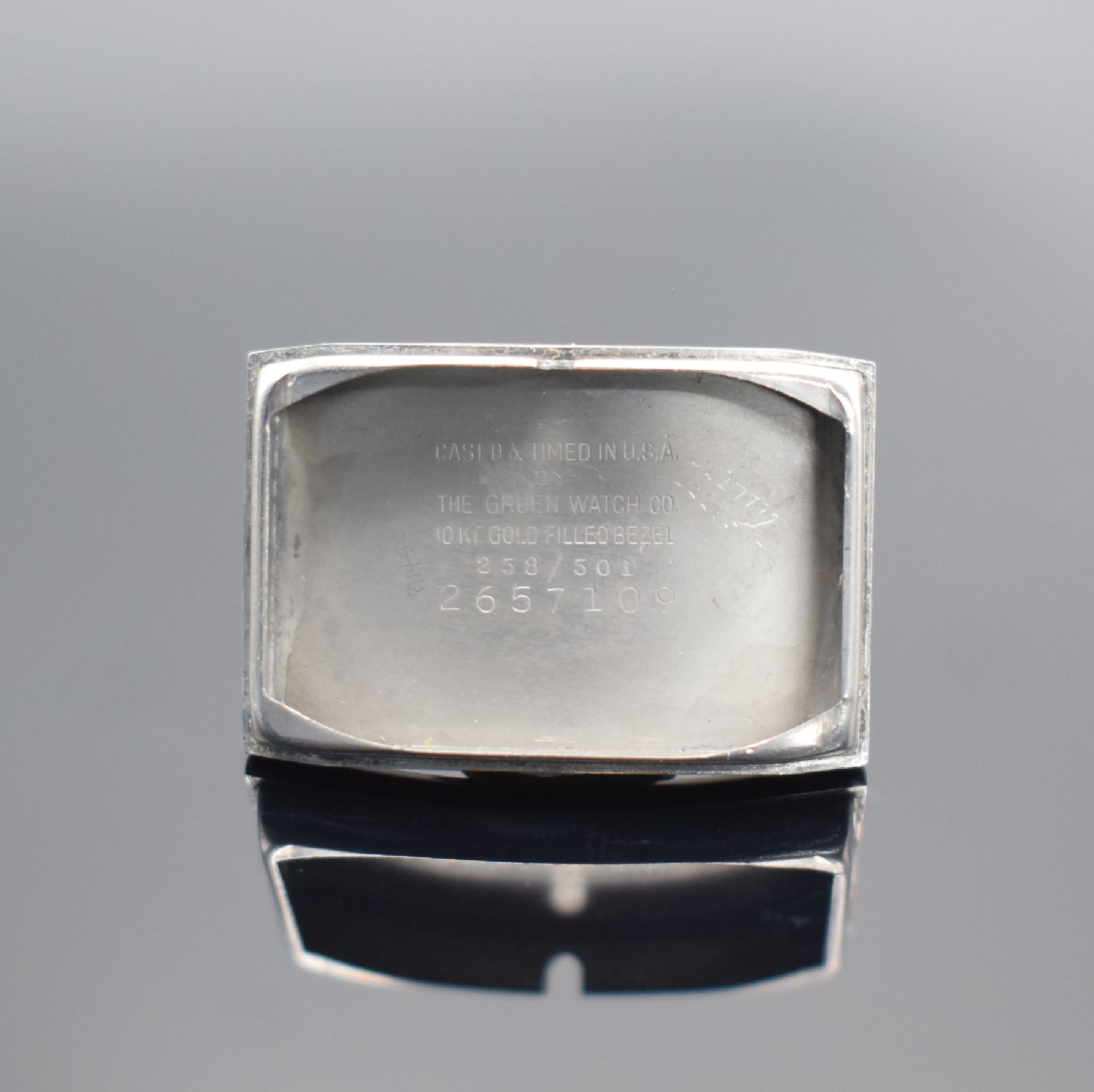 Detail d: GRUEN Herrenarmbanduhr Referenz 258 / 501, Schweiz/USA um 1937, Handaufzug, 2-teil. Metallgeh. m. Goldauflage, in sich gewölbt, Edelstahlboden ...