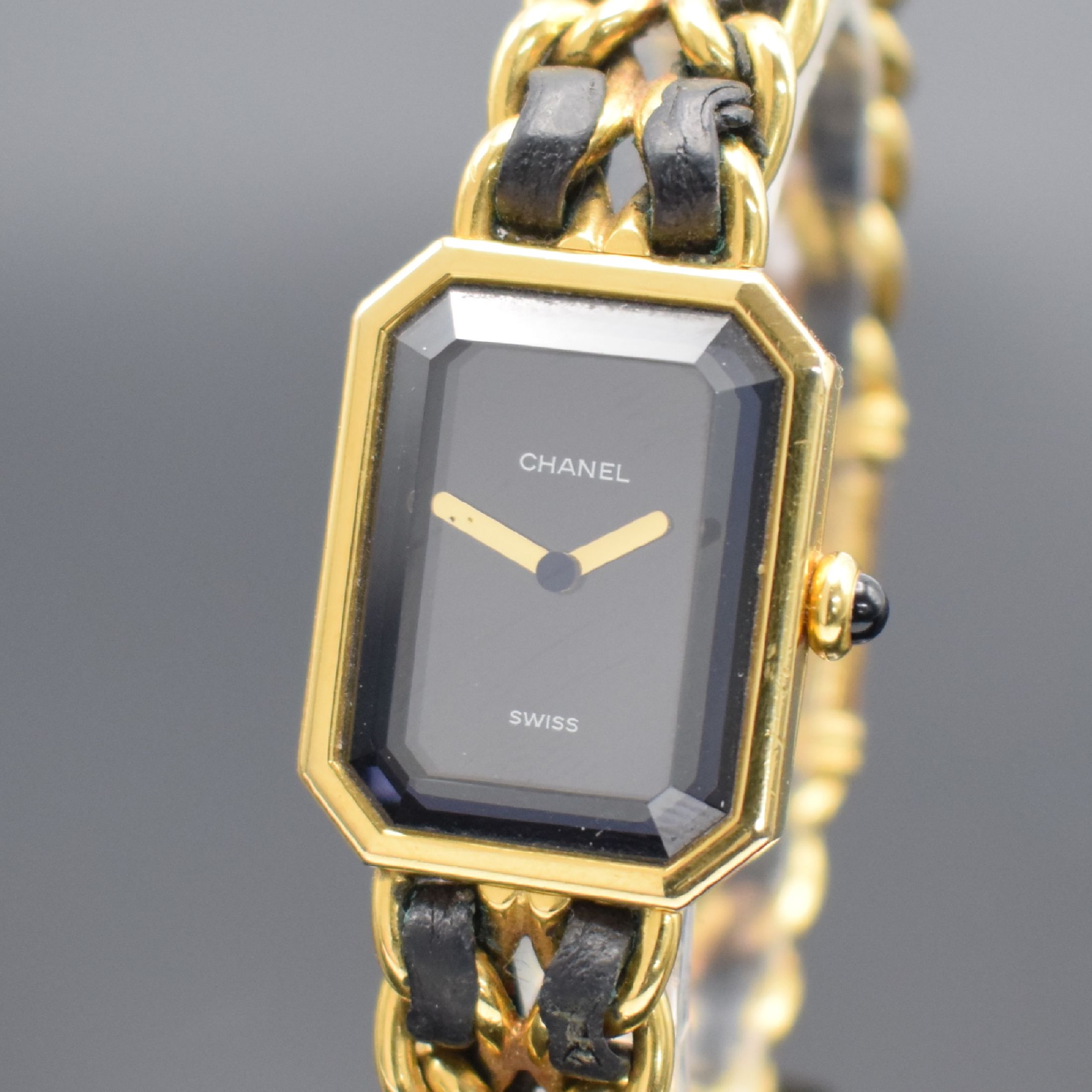 Detail a: CHANEL Damenarmbanduhr Modell Premiere, Schweiz um 1987, quarz, verg. Metallgeh. mit Schmuckkrone, 2-reihige verg. Bandglieder mit Leder durchzogen ...