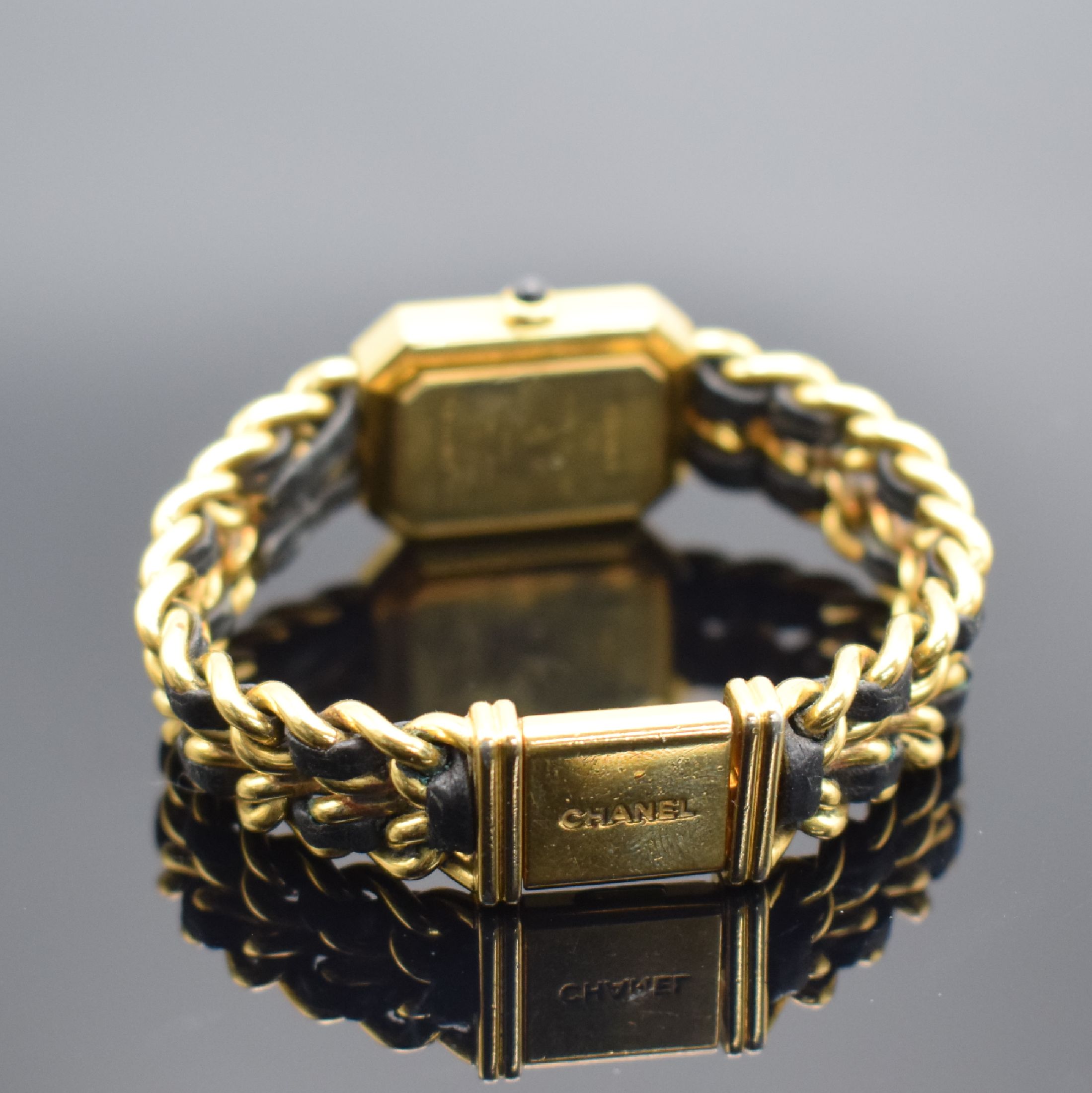 Detail b: CHANEL Damenarmbanduhr Modell Premiere, Schweiz um 1987, quarz, verg. Metallgeh. mit Schmuckkrone, 2-reihige verg. Bandglieder mit Leder durchzogen ...