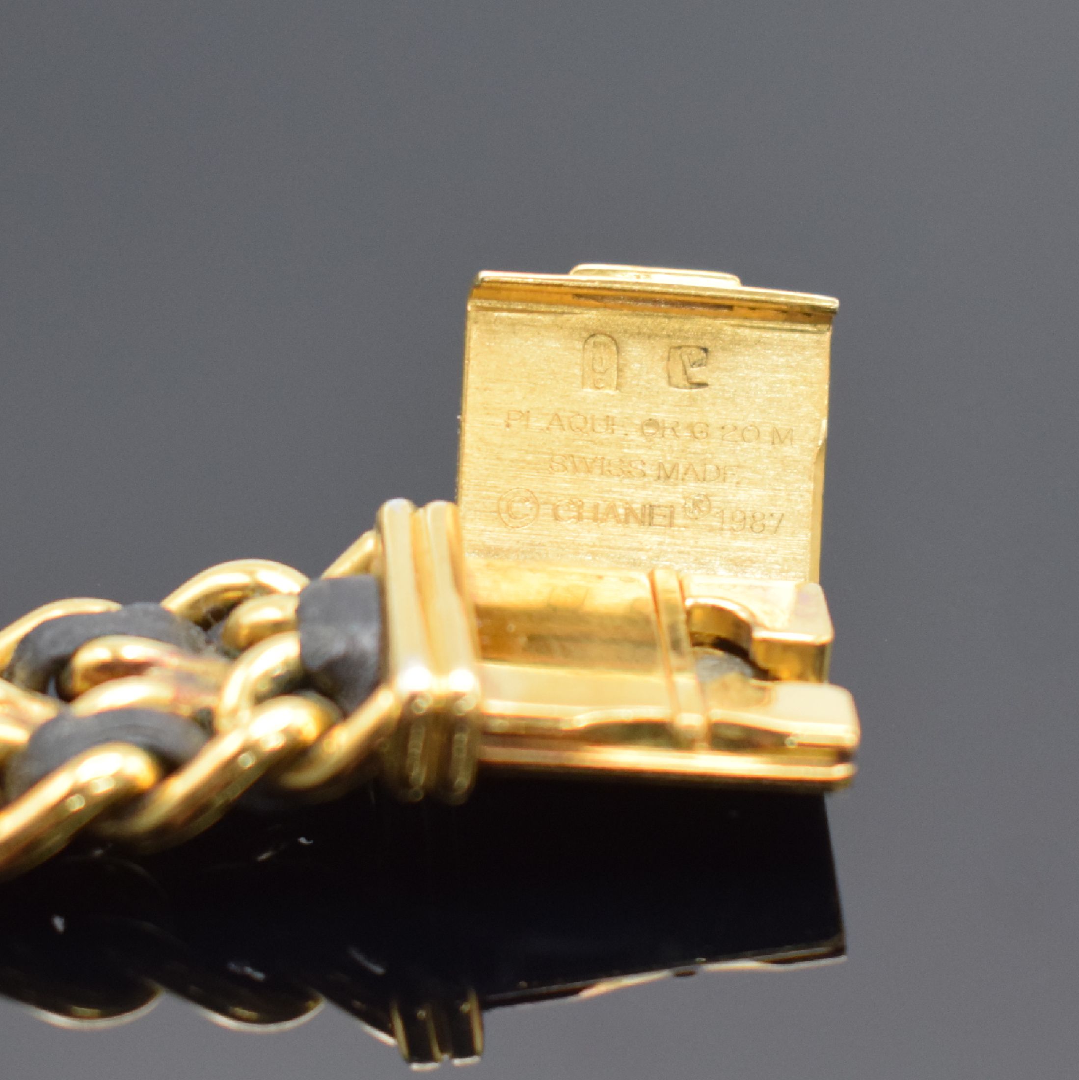 Detail c: CHANEL Damenarmbanduhr Modell Premiere, Schweiz um 1987, quarz, verg. Metallgeh. mit Schmuckkrone, 2-reihige verg. Bandglieder mit Leder durchzogen ...