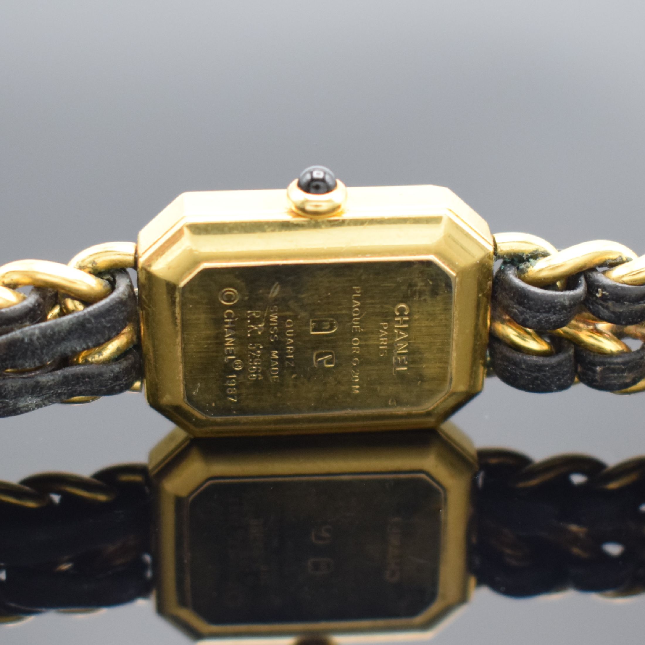 Detail d: CHANEL Damenarmbanduhr Modell Premiere, Schweiz um 1987, quarz, verg. Metallgeh. mit Schmuckkrone, 2-reihige verg. Bandglieder mit Leder durchzogen ...