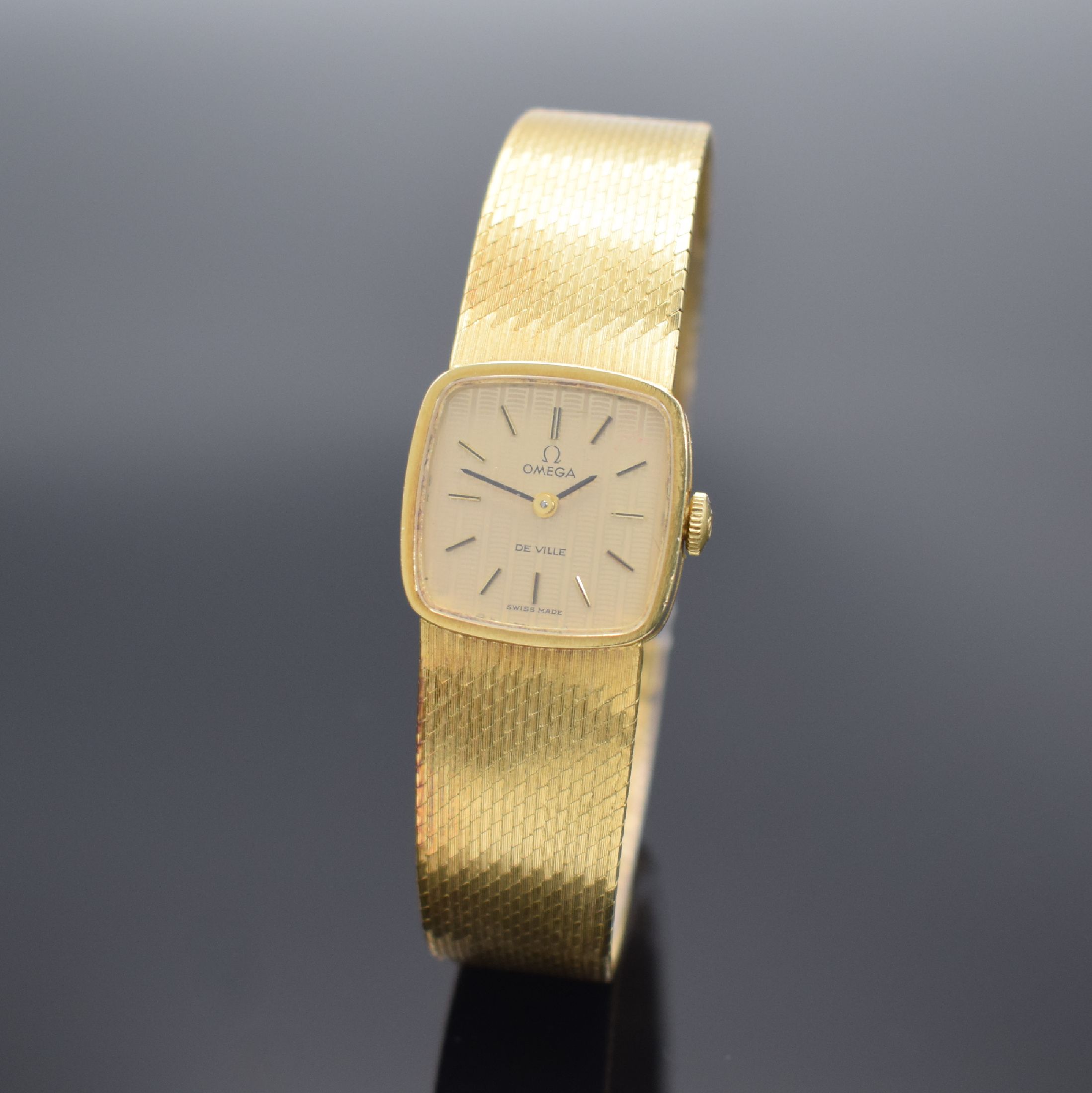 OMEGA De Ville Damenarmbanduhr in GG 750/000, Handaufzug, Schweiz um 1972, 2- teil. Gehäuse, Boden aufgedr., orig. Milanaiseband, gold. ...