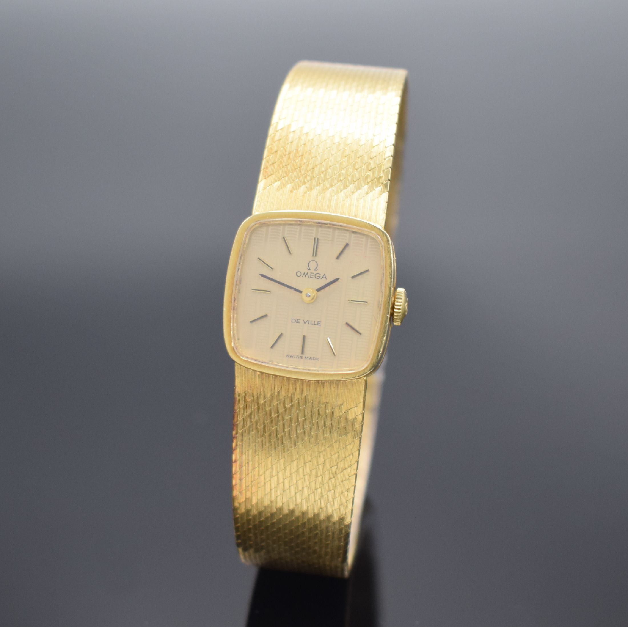 Detail a: OMEGA De Ville Damenarmbanduhr in GG 750/000, Handaufzug, Schweiz um 1972, 2- teil. Gehäuse, Boden aufgedr., orig. Milanaiseband, gold. ...