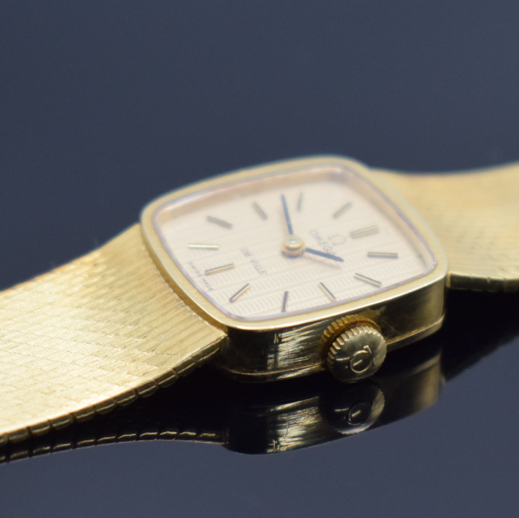 Detail d: OMEGA De Ville Damenarmbanduhr in GG 750/000, Handaufzug, Schweiz um 1972, 2- teil. Gehäuse, Boden aufgedr., orig. Milanaiseband, gold. ...