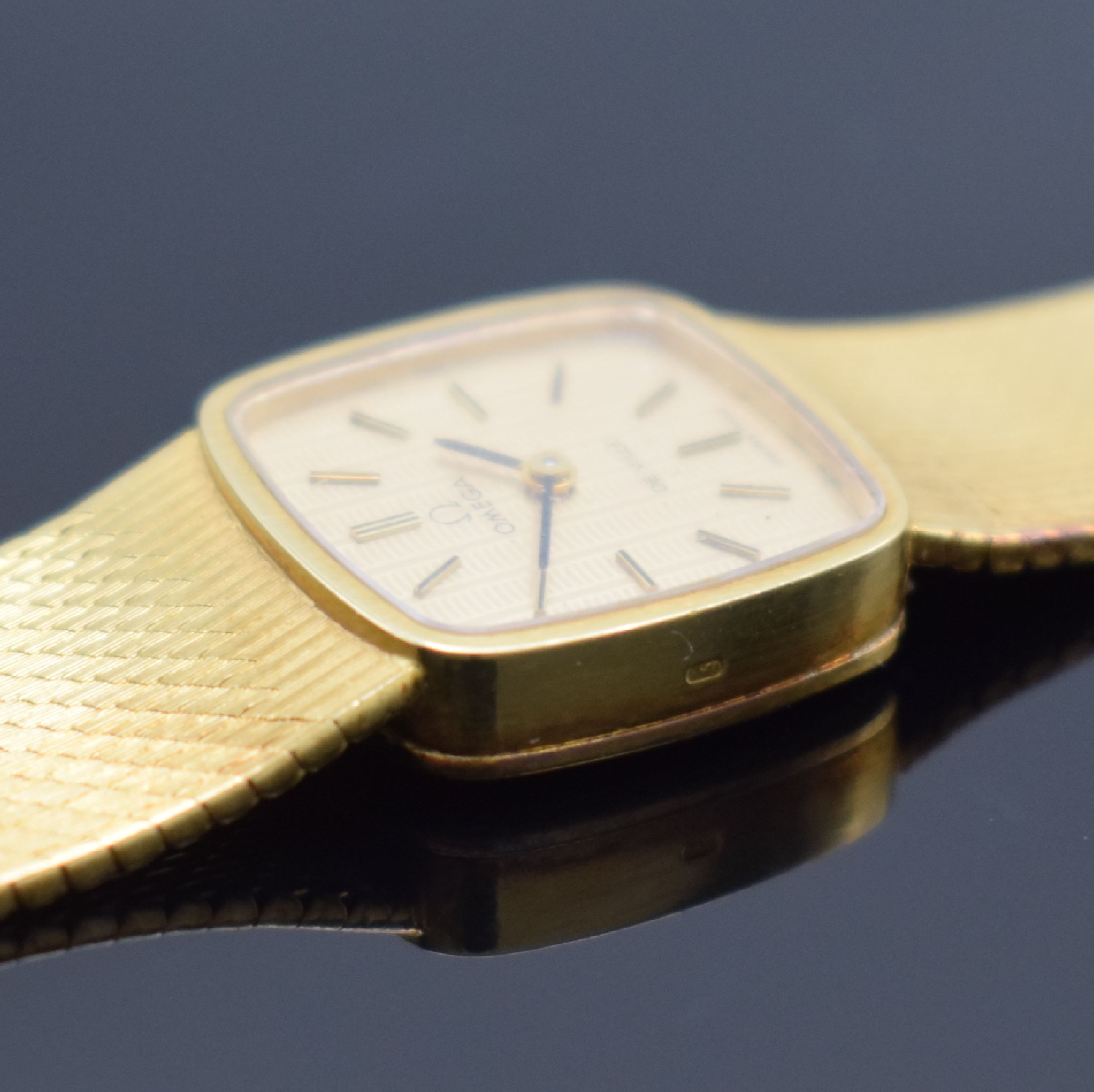 Detail h: OMEGA De Ville Damenarmbanduhr in GG 750/000, Handaufzug, Schweiz um 1972, 2- teil. Gehäuse, Boden aufgedr., orig. Milanaiseband, gold. ...