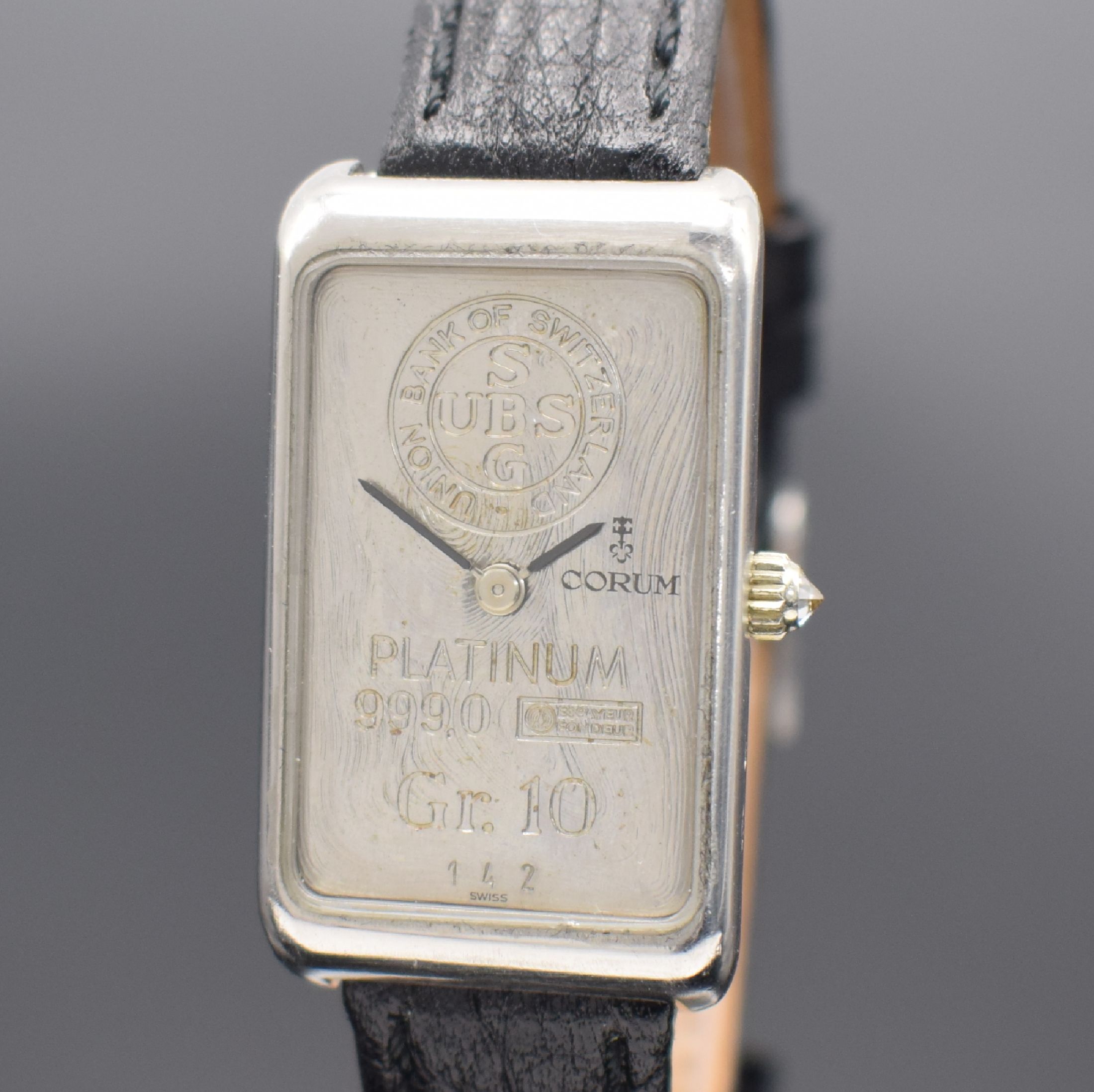 Detail a: CORUM hochfeine & seltene Herrenarmbanduhr in Form eines 10g Platinbarrens Nr. 142, Handaufzug, Schweiz um 1979, Platingeh. inkl. Lederband m. orig. ...