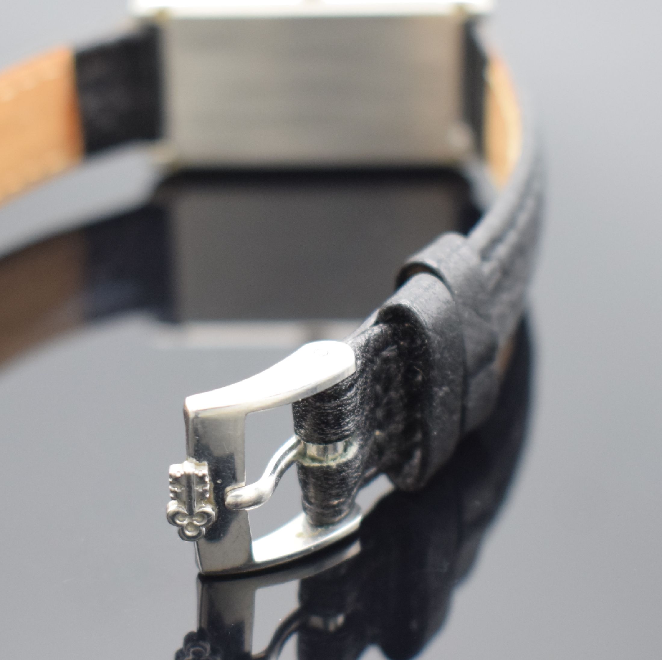 Detail b: CORUM hochfeine & seltene Herrenarmbanduhr in Form eines 10g Platinbarrens Nr. 142, Handaufzug, Schweiz um 1979, Platingeh. inkl. Lederband m. orig. ...