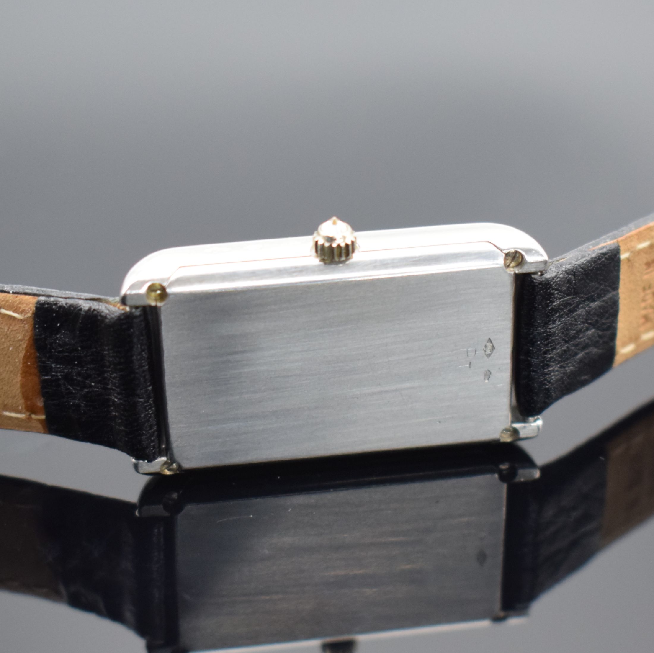 Detail d: CORUM hochfeine & seltene Herrenarmbanduhr in Form eines 10g Platinbarrens Nr. 142, Handaufzug, Schweiz um 1979, Platingeh. inkl. Lederband m. orig. ...