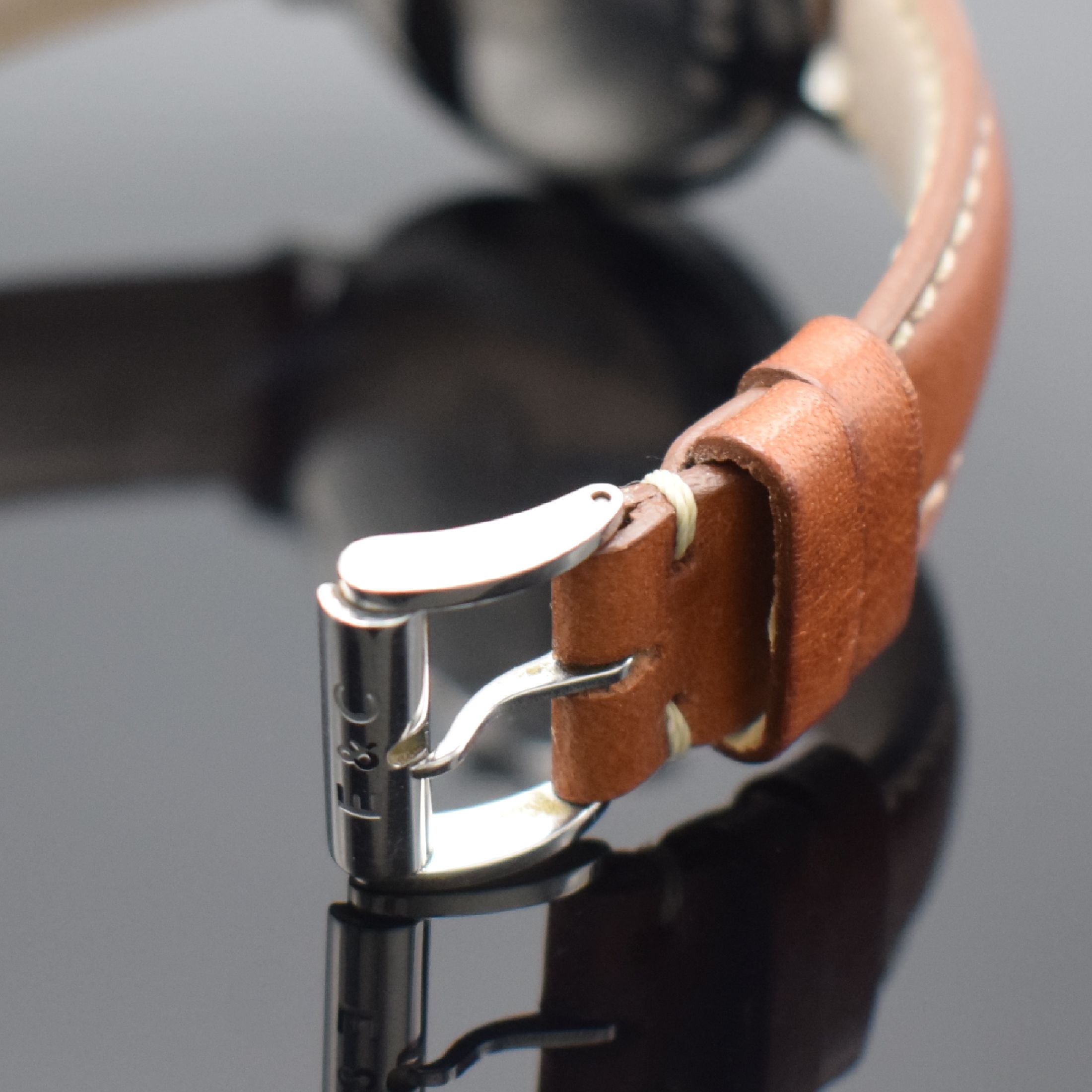 Detail g: CORUM hochfeine & seltene Herrenarmbanduhr in Form eines 10g Platinbarrens Nr. 142, Handaufzug, Schweiz um 1979, Platingeh. inkl. Lederband m. orig. ...