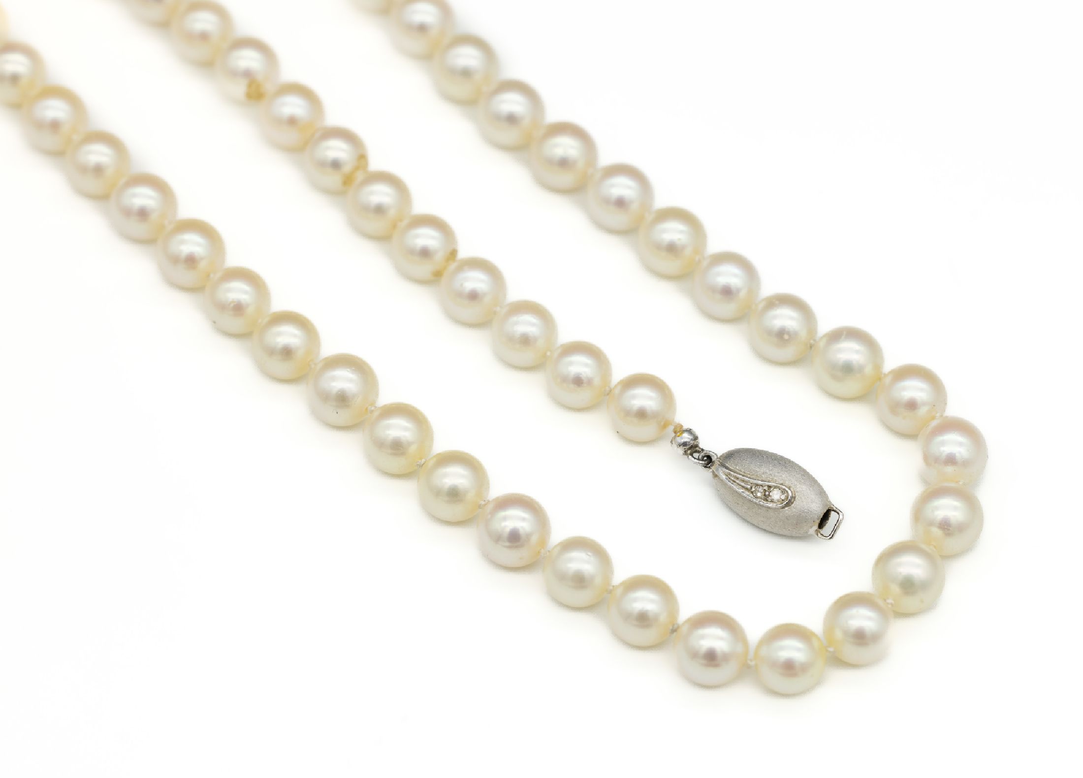 Überlanges Akoya-Zuchtperlcollier mit 14 kt Gold Diamant-Schließe, WG 585/000, 103 Zuchtperlen, D. ca. 7.5 mm, Schließe sat., mit4 kl. ...