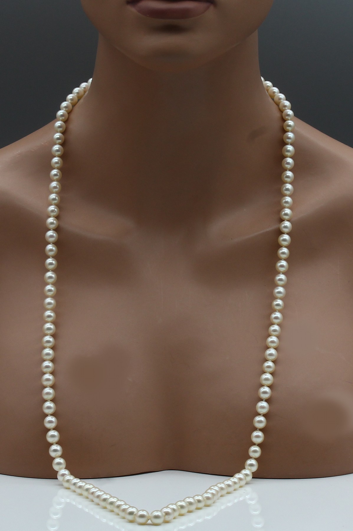 Detail a: Überlanges Akoya-Zuchtperlcollier mit 14 kt Gold Diamant-Schließe, WG 585/000, 103 Zuchtperlen, D. ca. 7.5 mm, Schließe sat., mit4 kl. ...