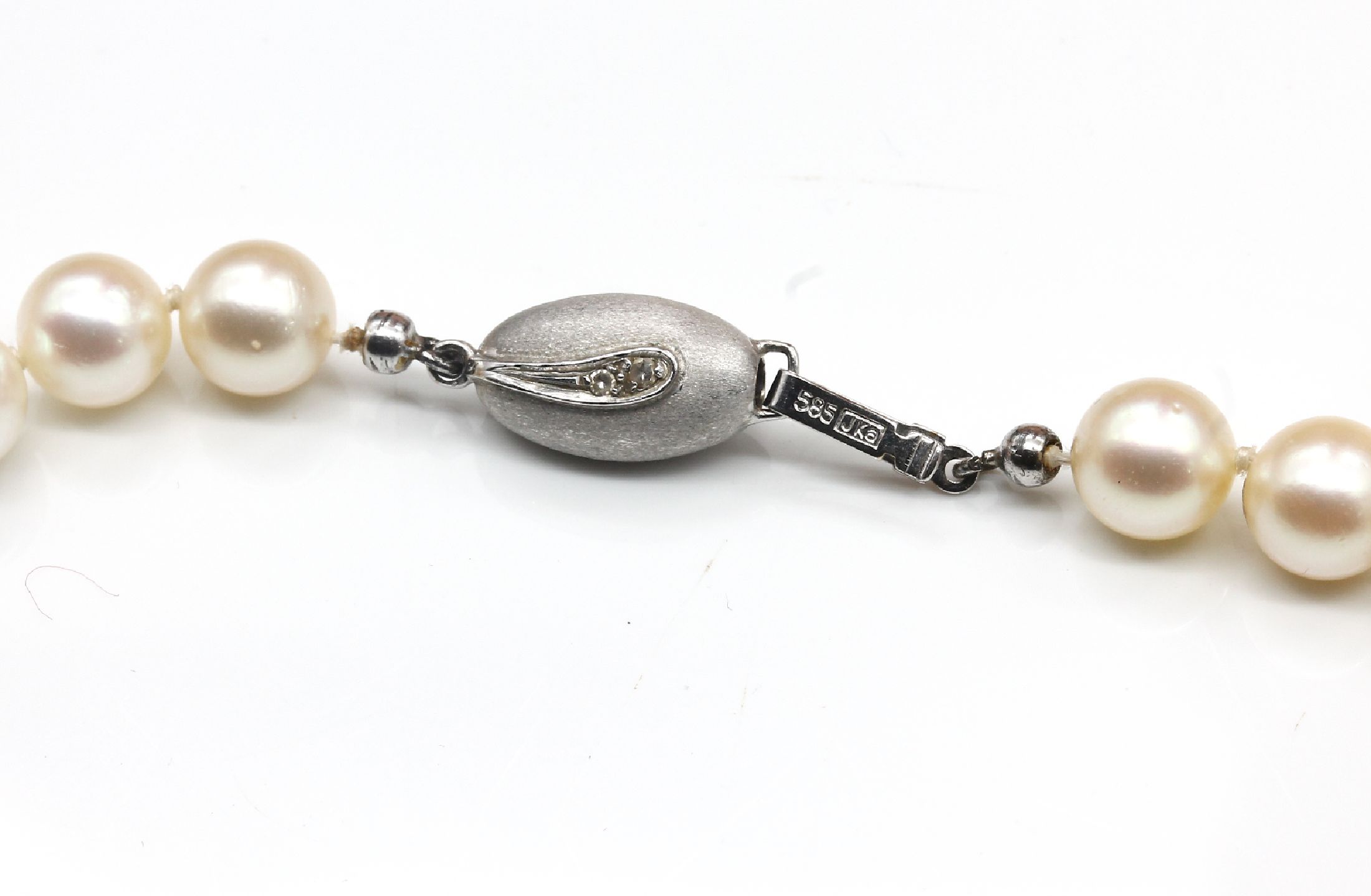 Detail b: Überlanges Akoya-Zuchtperlcollier mit 14 kt Gold Diamant-Schließe, WG 585/000, 103 Zuchtperlen, D. ca. 7.5 mm, Schließe sat., mit4 kl. ...