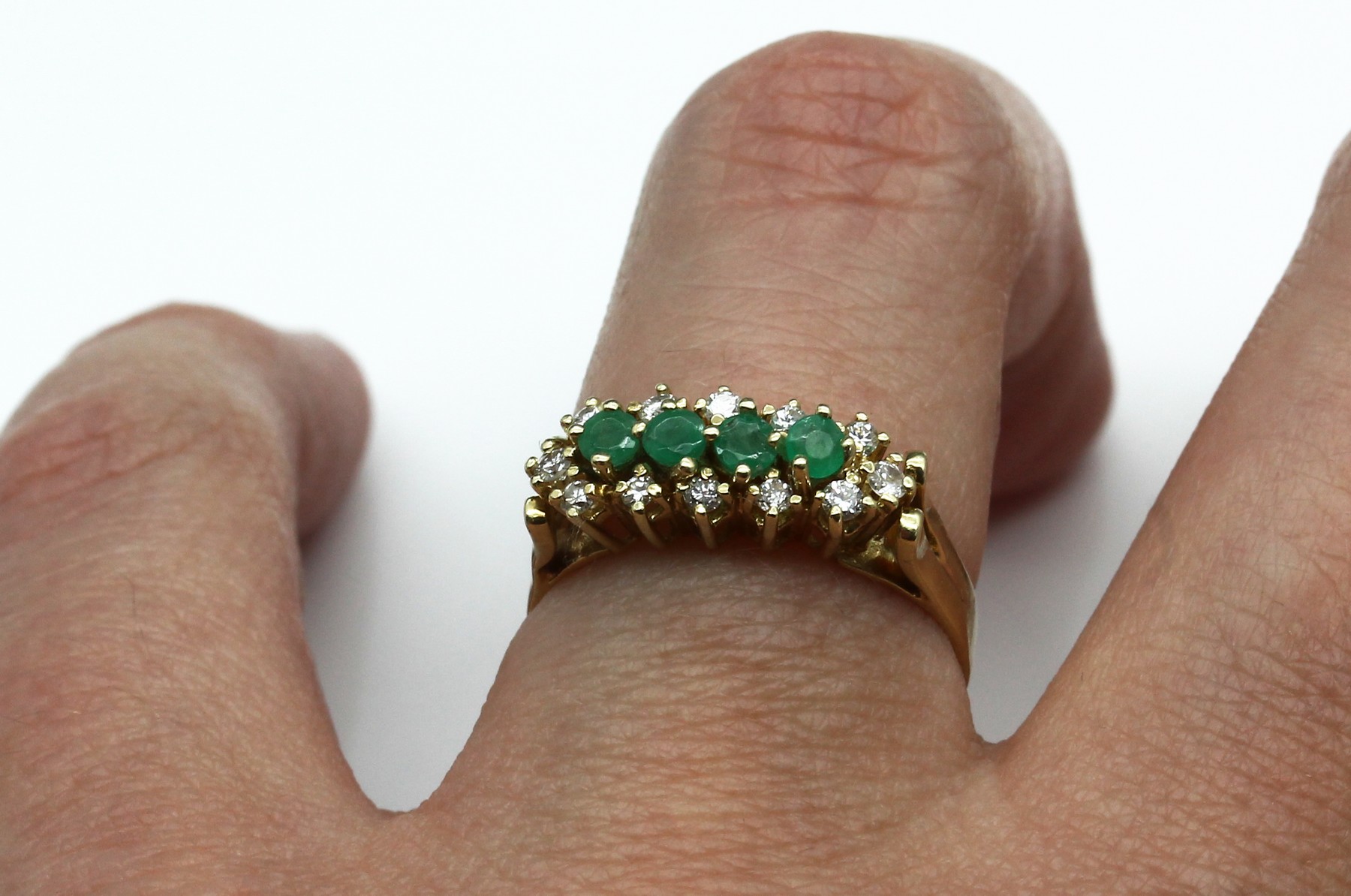 Detail a: 14 kt Gold Smaragd-Brillant-Ring, GG 585/000, 4 rundfacett. Smaragde zus. ca. 0.40 ct, 12 Brillanten zus. ca. 0.24 ct Weiß/si, RW55, ca. 3.5 g