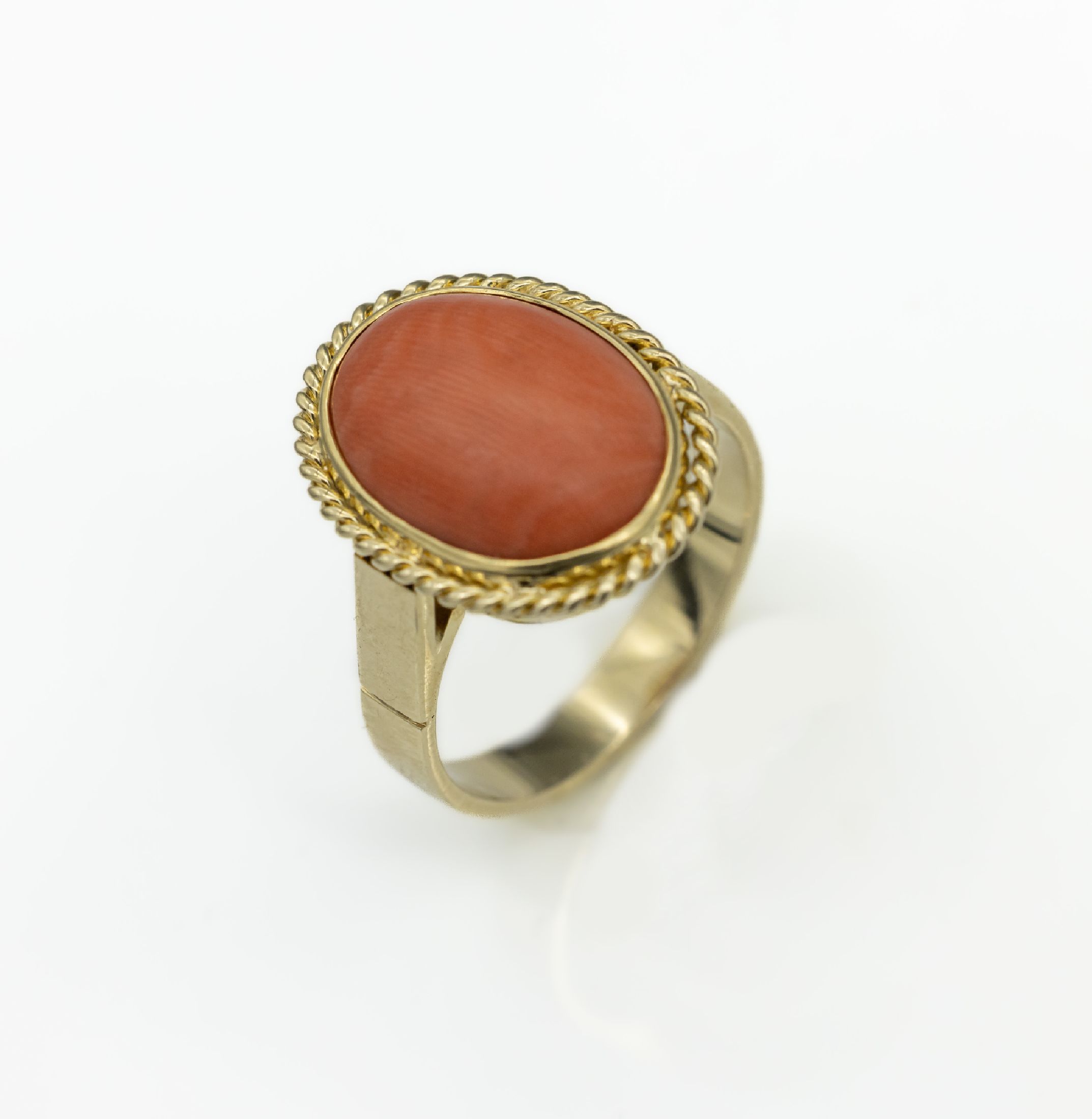 14 kt Gold Korallen-Ring, GG 585/000, ovaler Korallencabochon, Kordelrandverzierung,RW 57, ca. 7.0 g, Versand nur innerhalb der EU